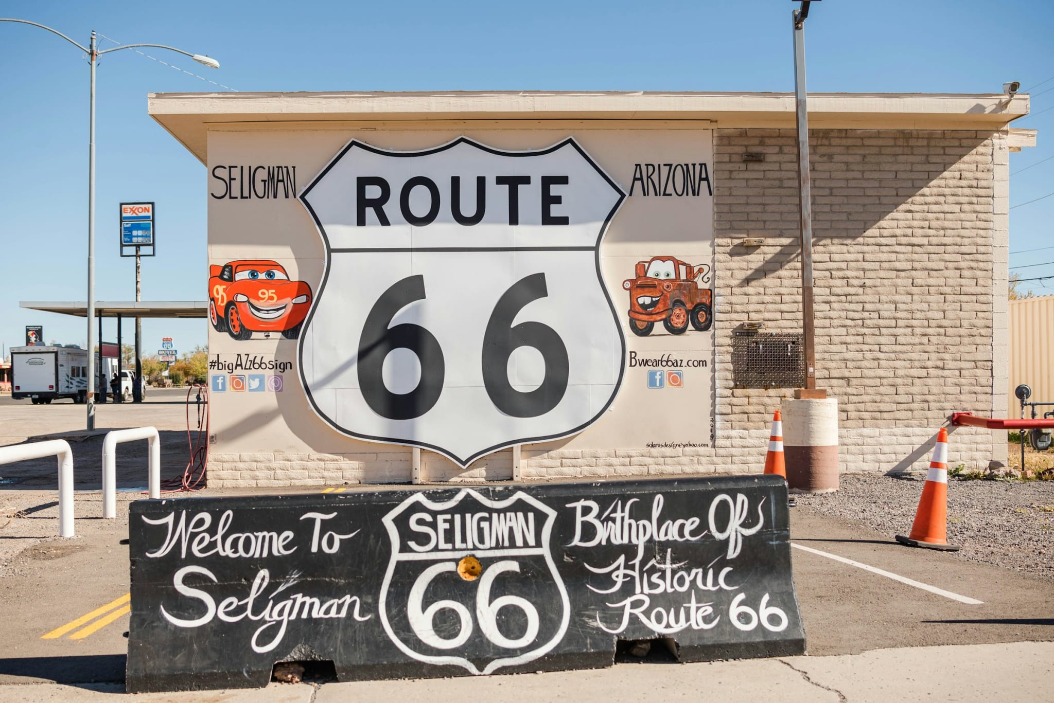 Route 66-skilt foran en bygning