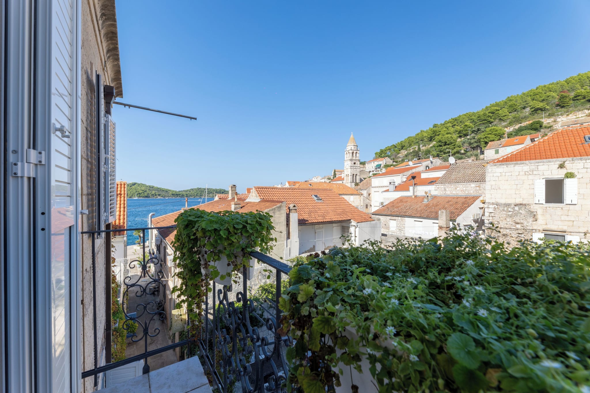 Vis by og havna sett fra Hotel San Giorgio på Vis i Kroatia