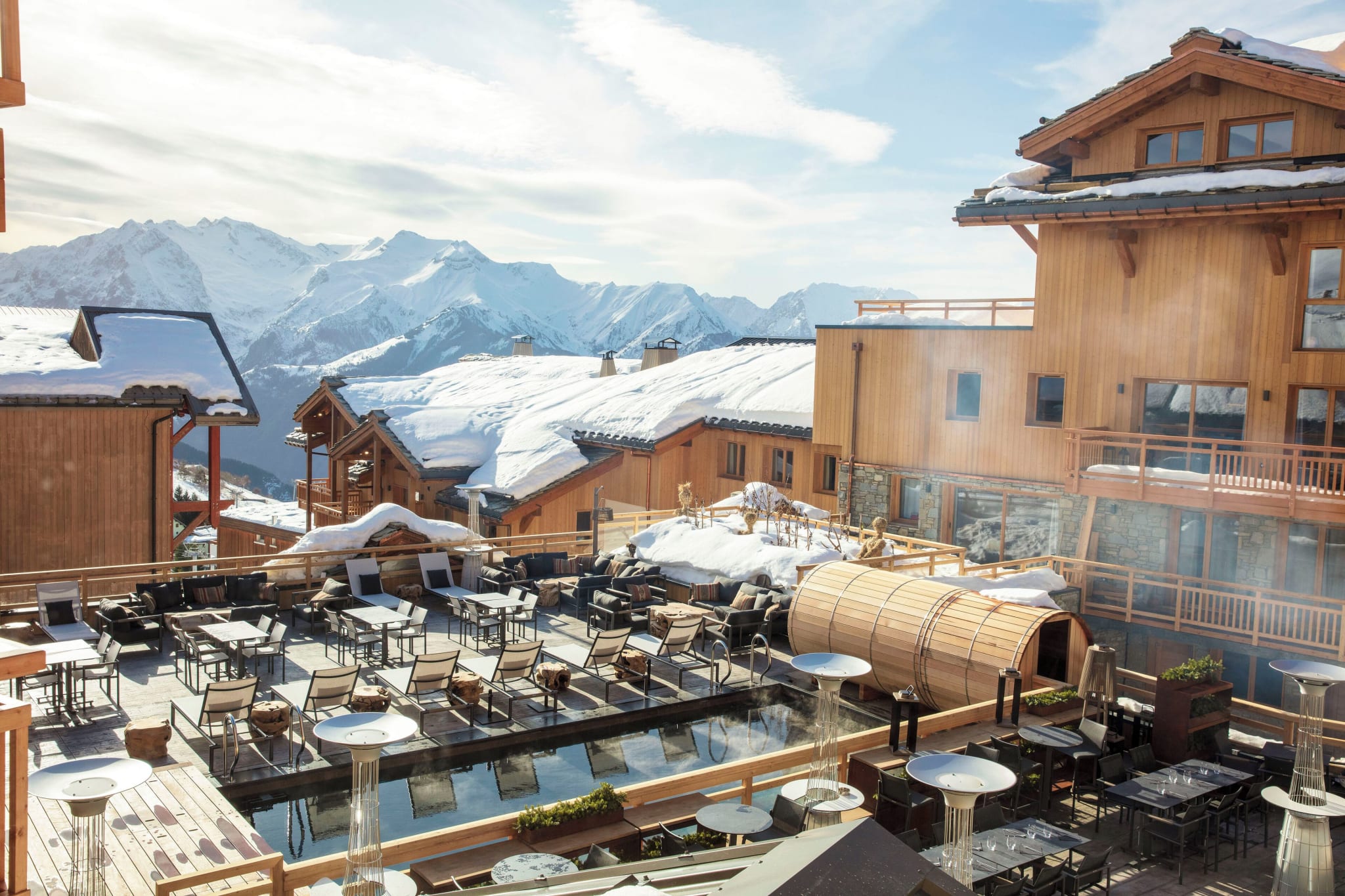 Grandes Rousses Hotel & Spa in Alpe d’Huez surrounded by snow