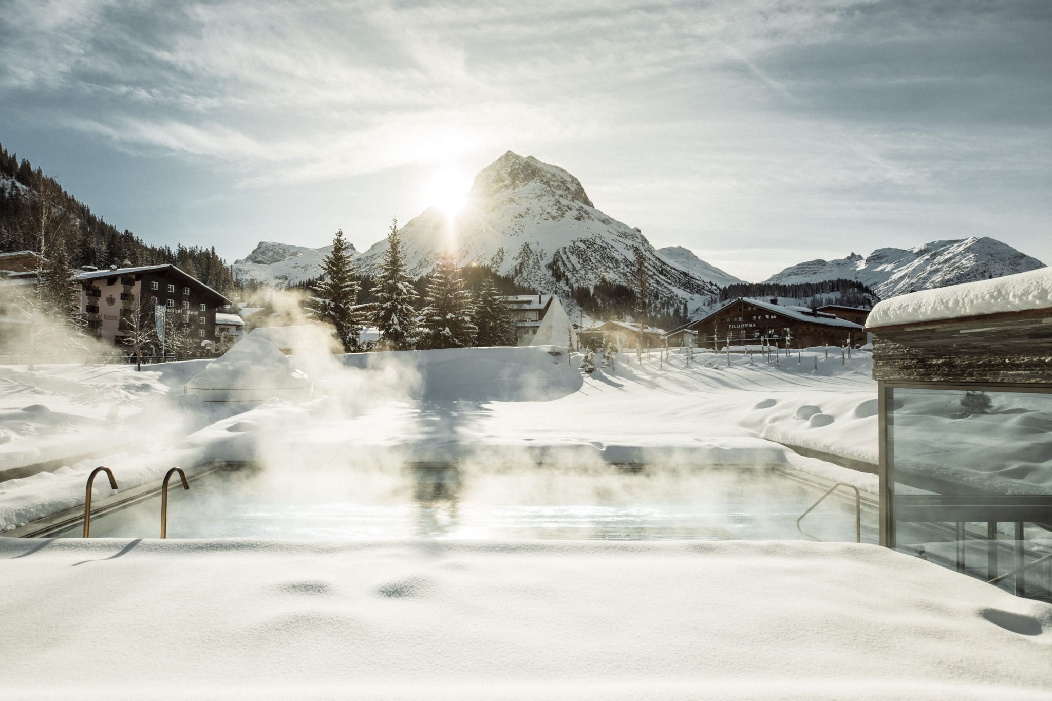 Morgensol over snødekt landskap i Lech am Arlberg