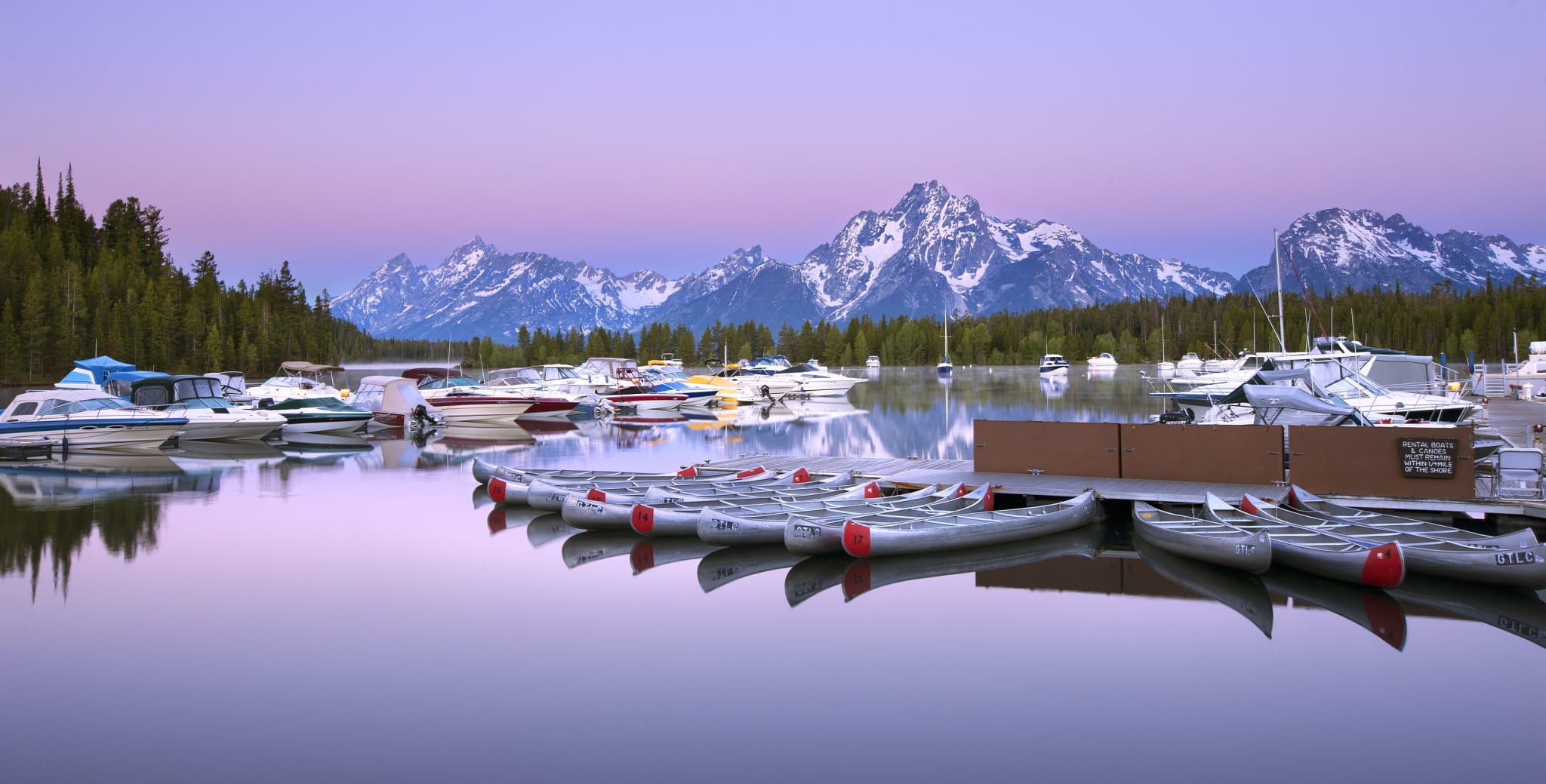Teton-fjellene sett over en innsjø fra Jackson Lake Lodge i Grand Teton nasjonalpark