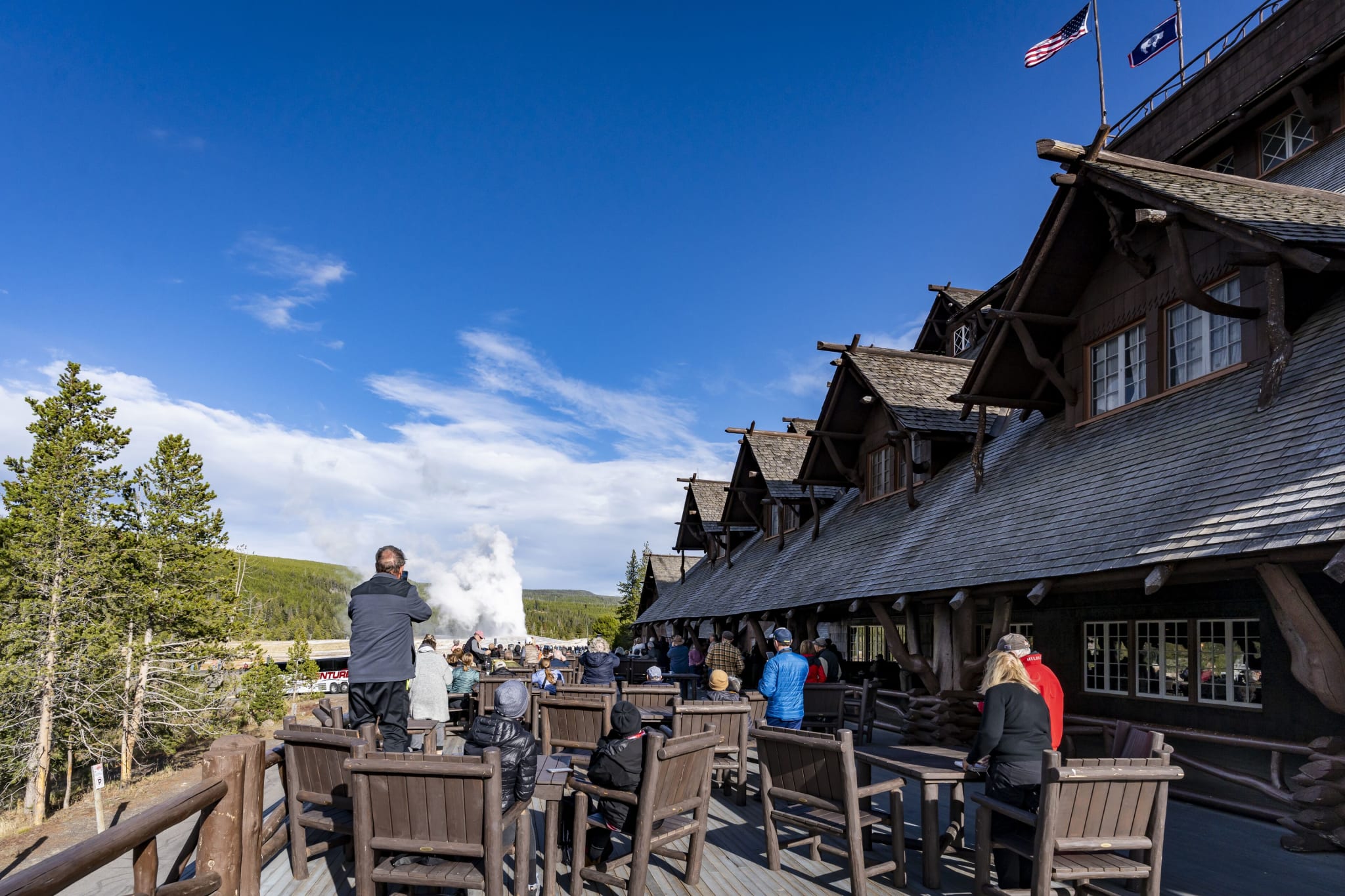 Old Faithful Inn, det historiske tømmerhotellet inne i Yellowstone nasjonalpark
