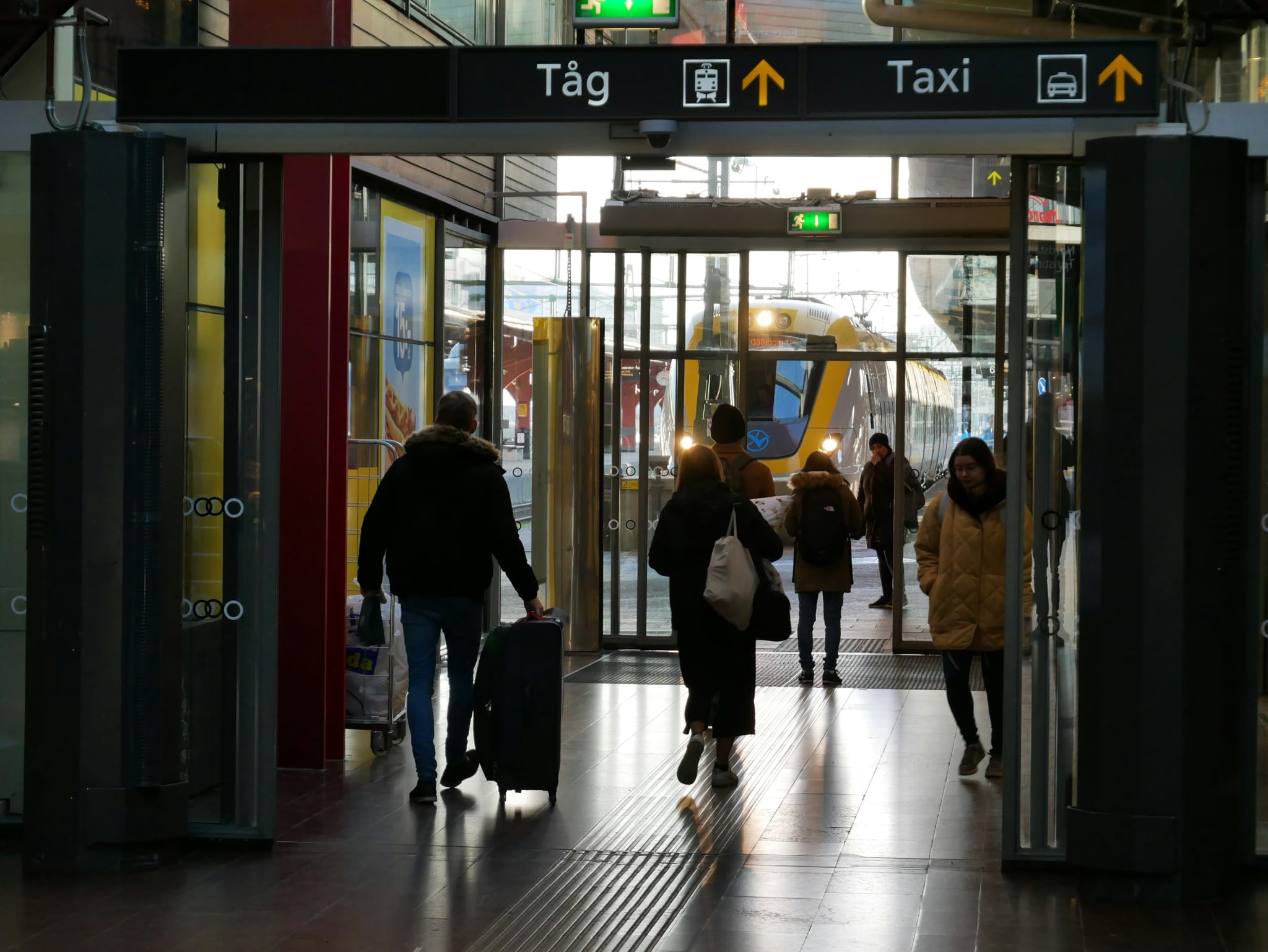 Travellers with luggage walking into Gothenburg Central Station