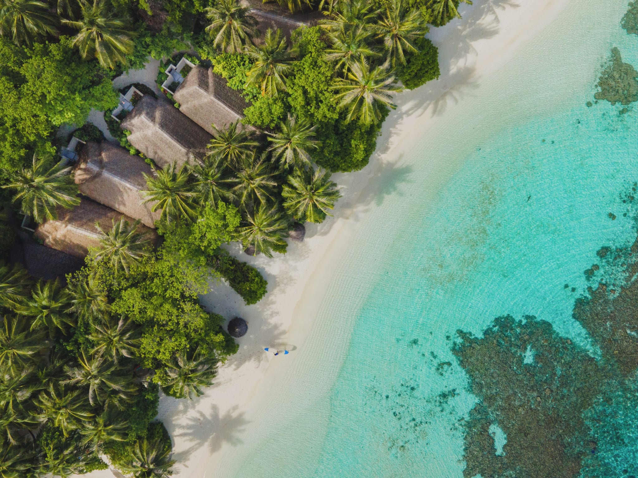 Stranden og lagunen ved Baros Maldives sett fra lufta