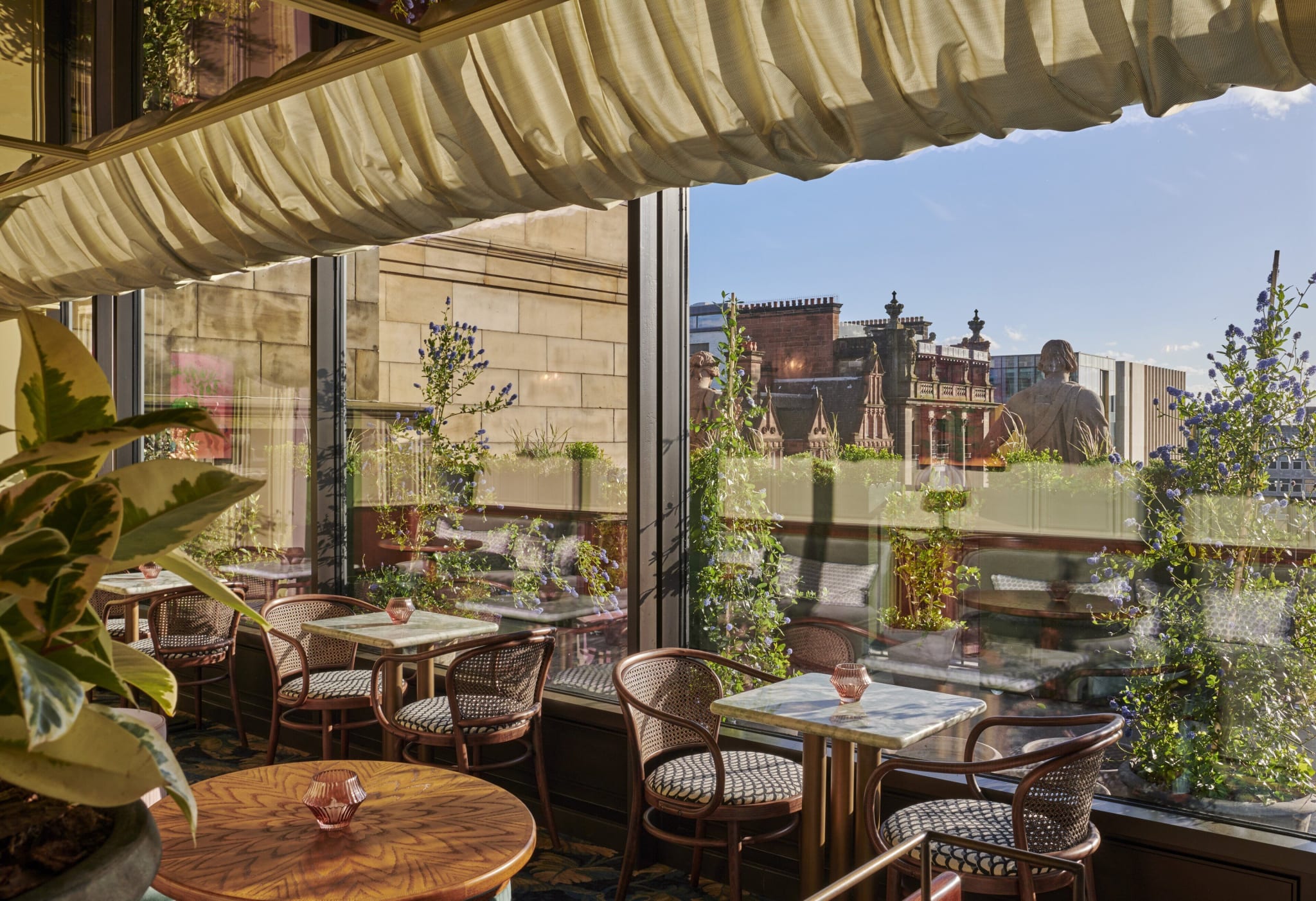 Takterrasse med utsikt over takene i Edinburgh på Gleneagles Townhouse