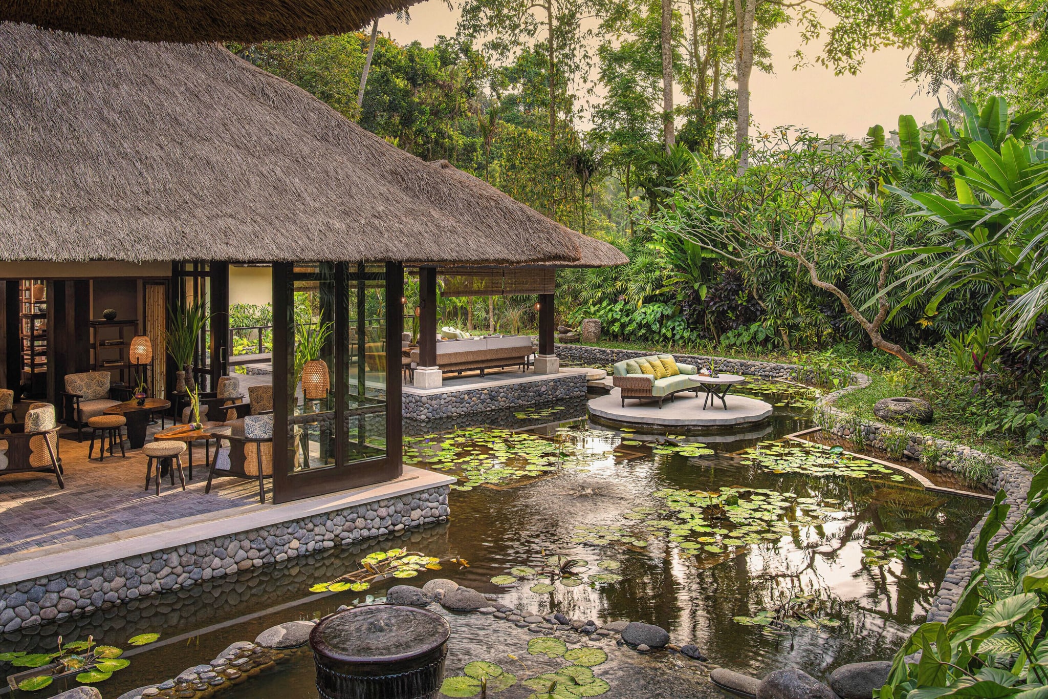Paviljong og lotusdam i jungelen på Four Seasons Resort Bali at Sayan