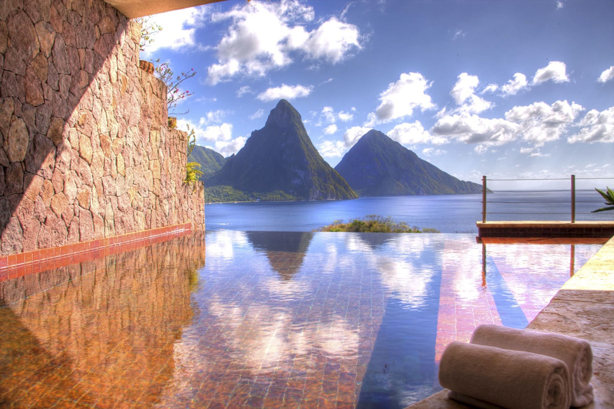 Utsikt mot Pitons fra et rom uten fjerde vegg på Jade Mountain på St. Lucia