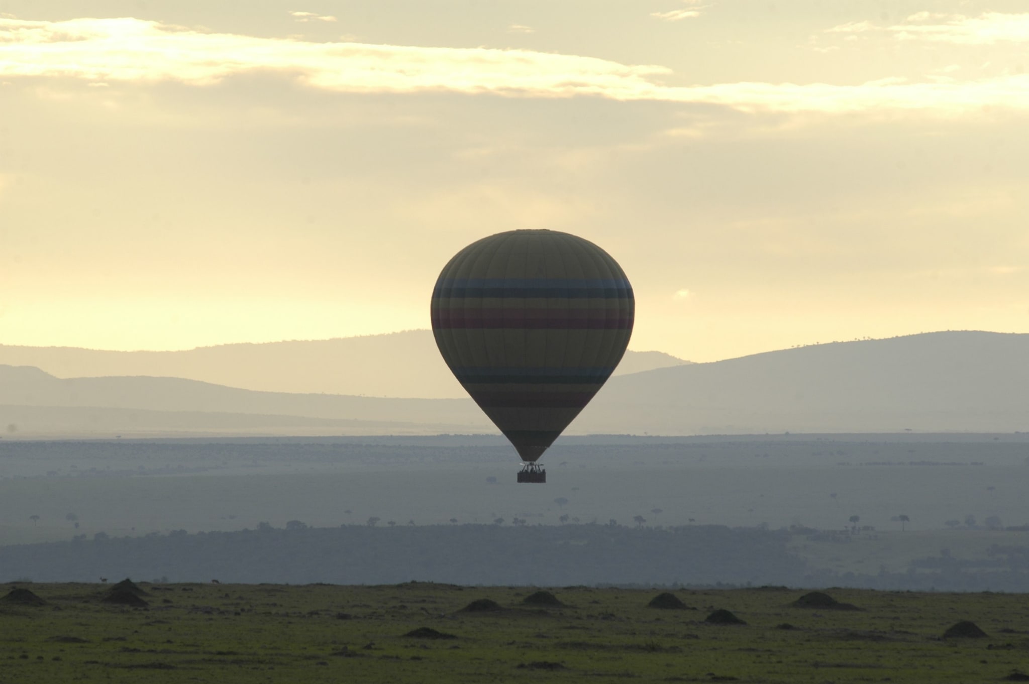 Luftballong over savannen i Masai Mara ved soloppgang