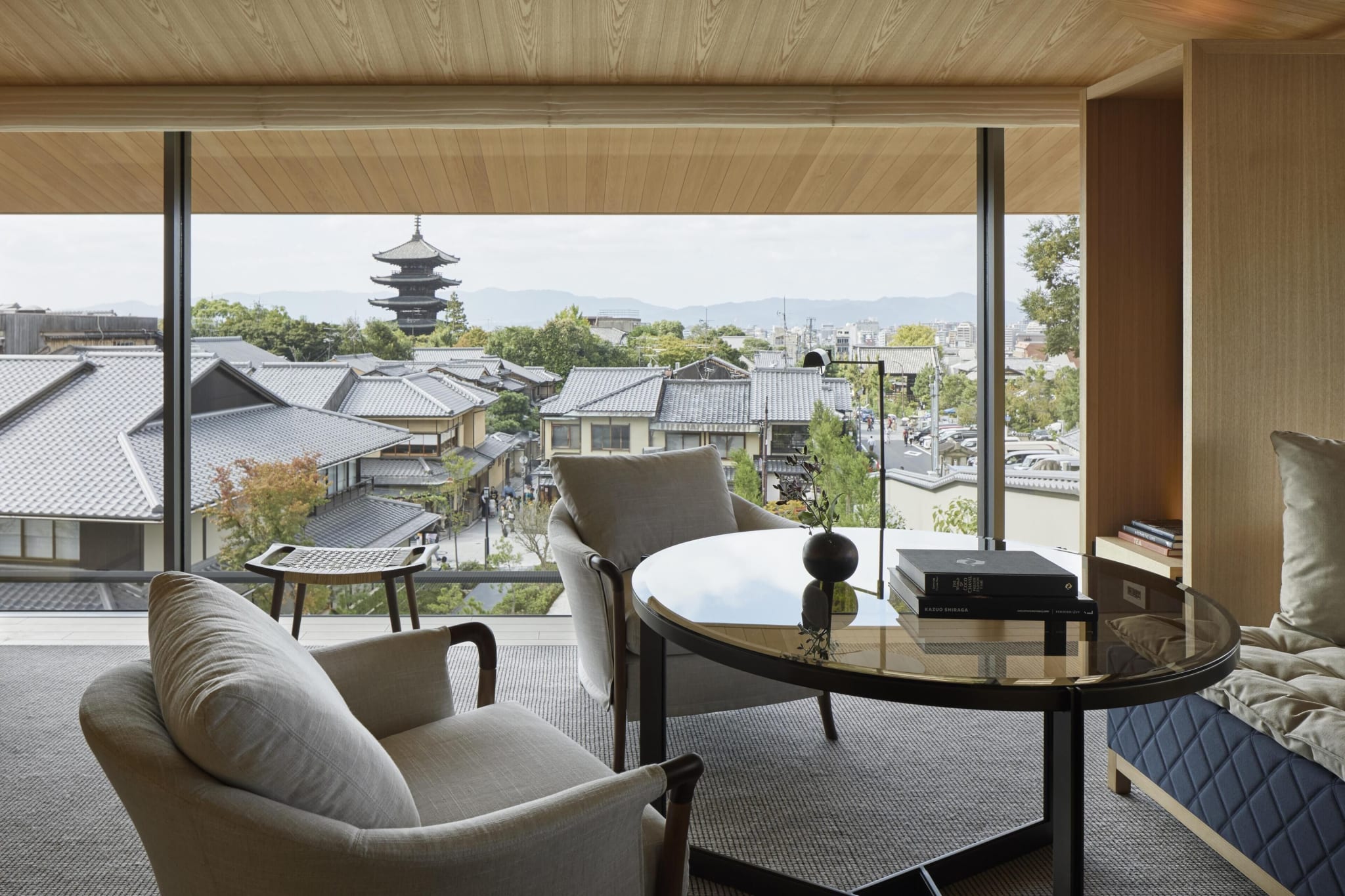 Utsikt mot pagoden og takene i Higashiyama fra Park Hyatt Kyoto