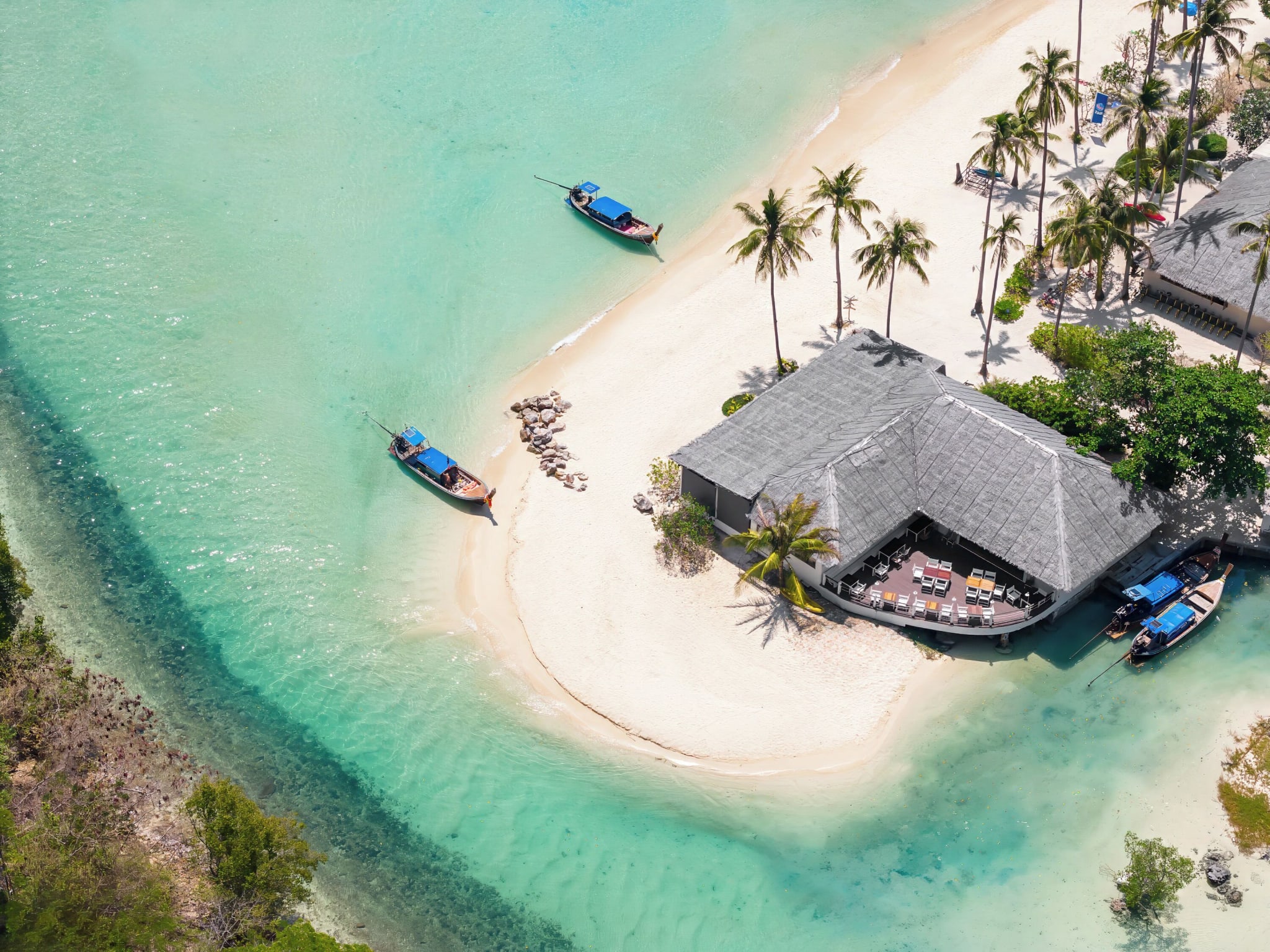 Hvit sandtange og turkist vann ved SAii Phi Phi Island Village sett fra lufta