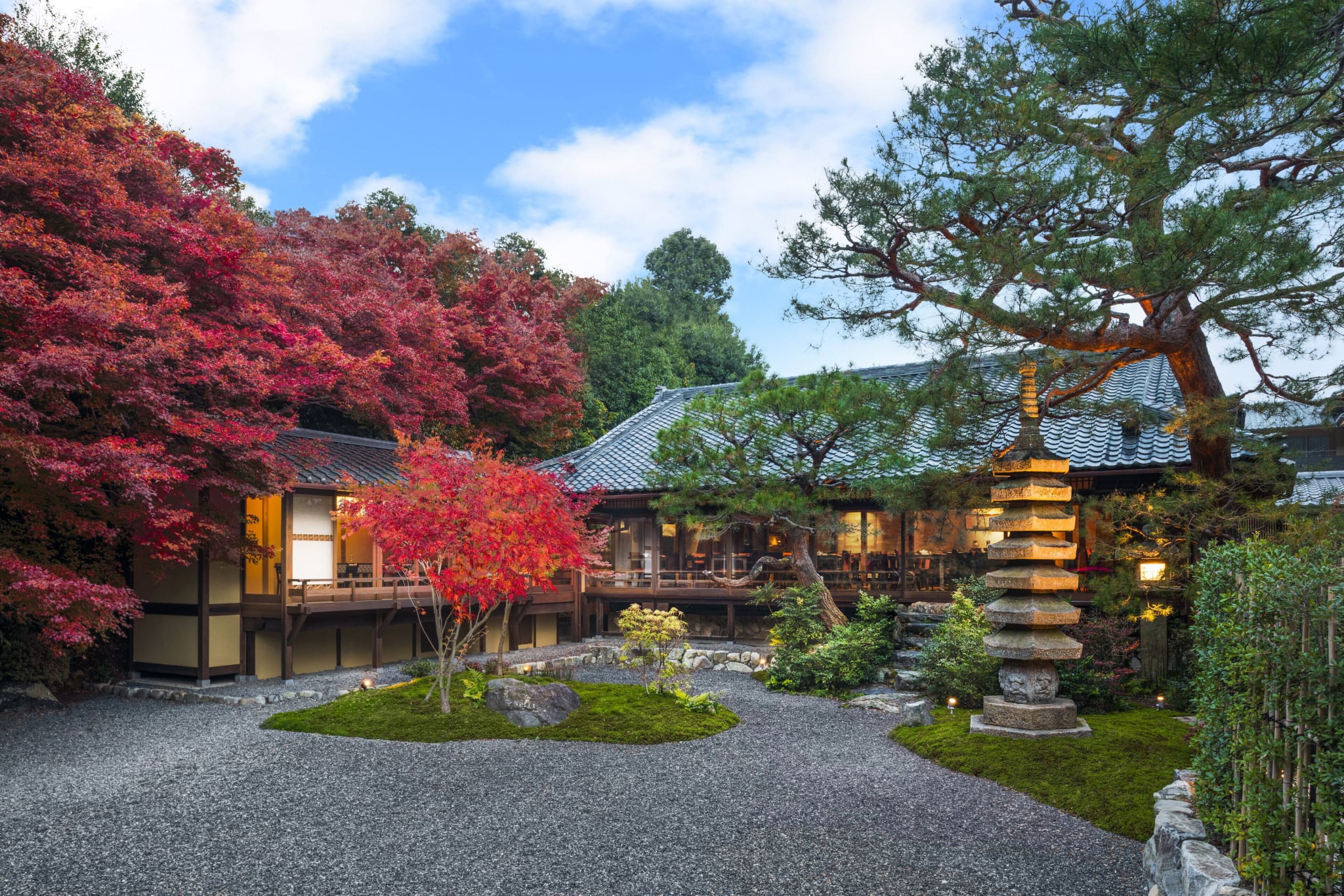 Høstfarger i hagen ved Suiran i Arashiyama i Kyoto