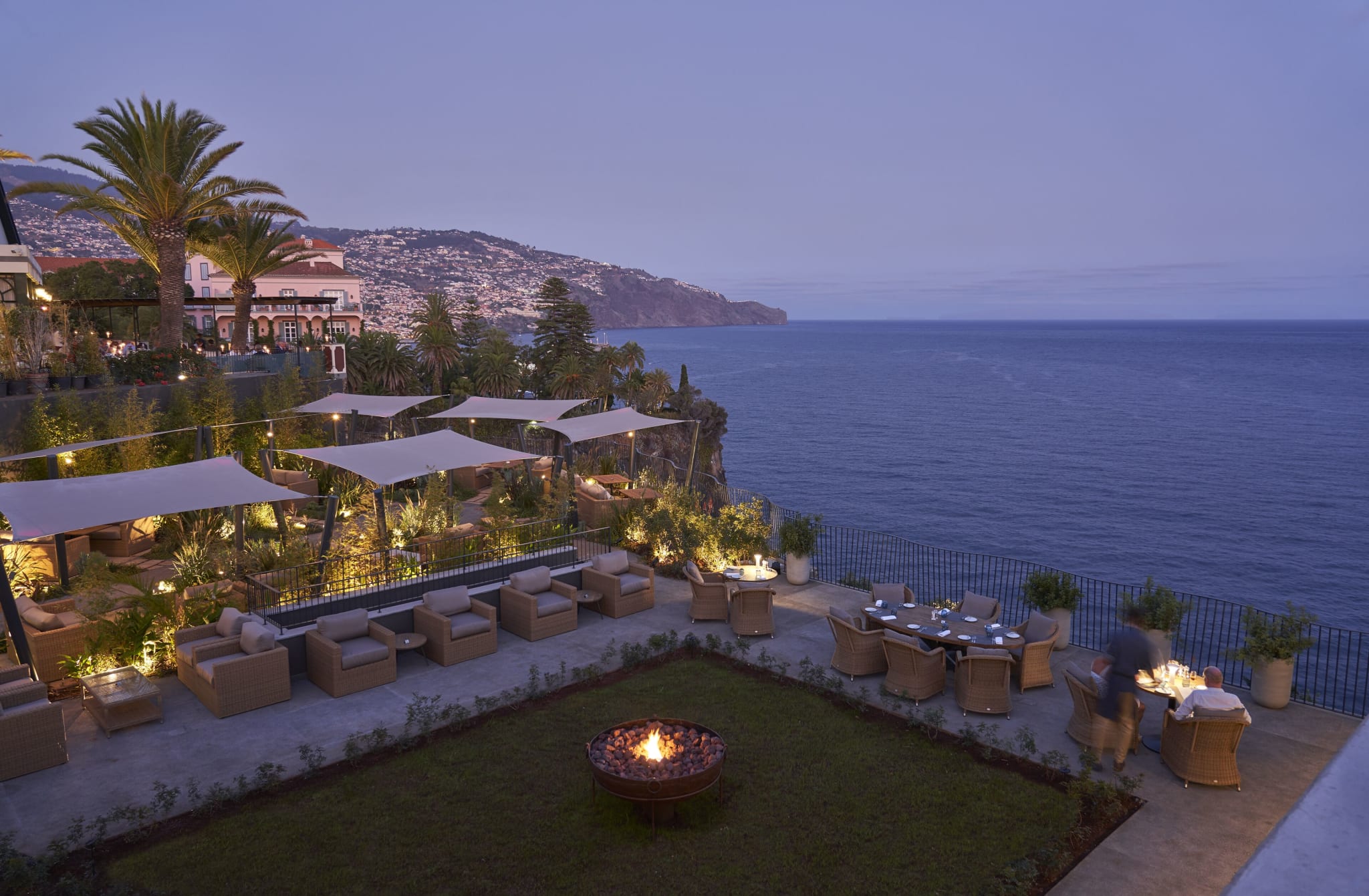 Klipper og hav ved Les Suites at The Cliff Bay i Funchal