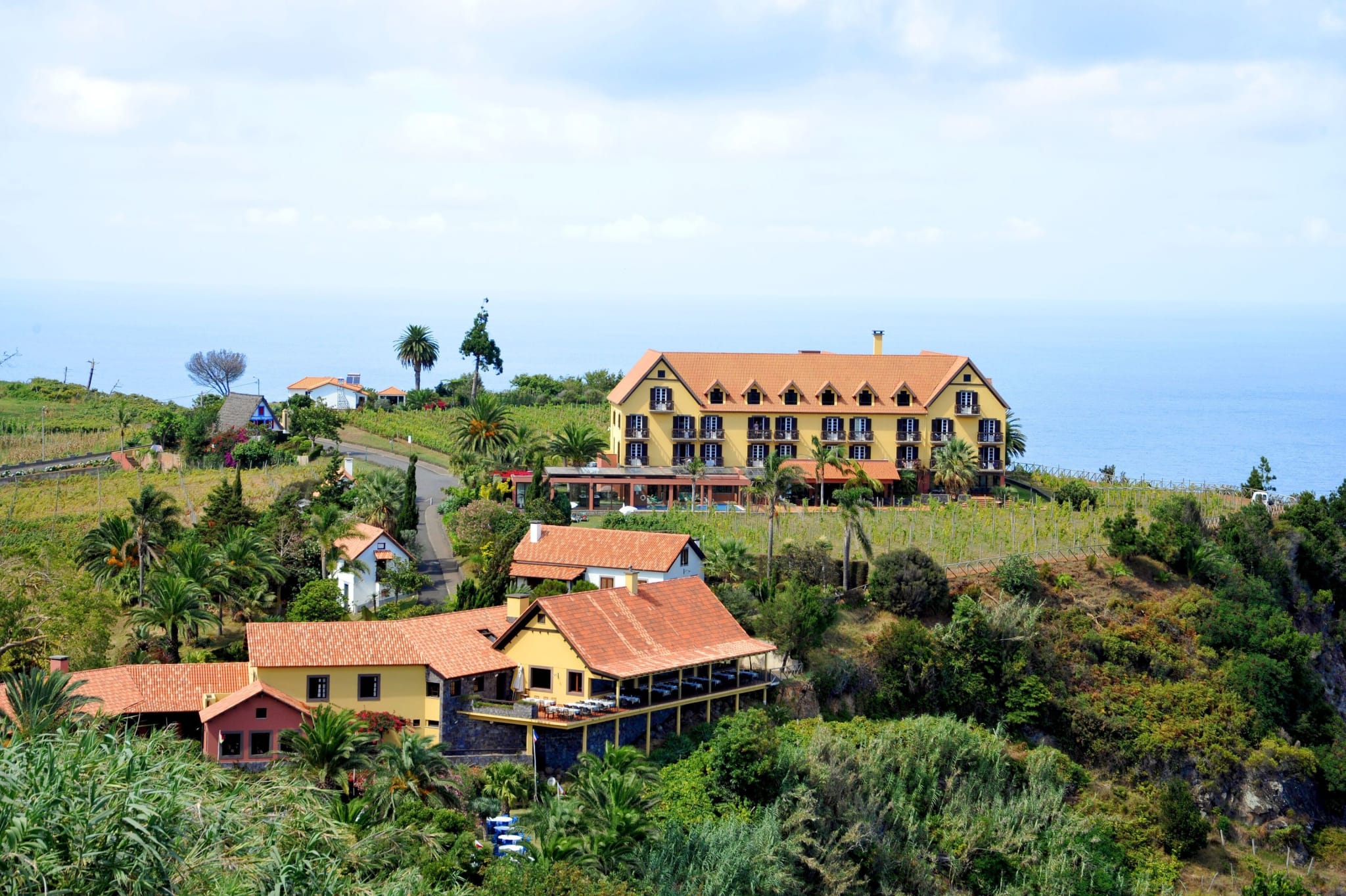 Klippekyst og grønne skråninger på Madeira