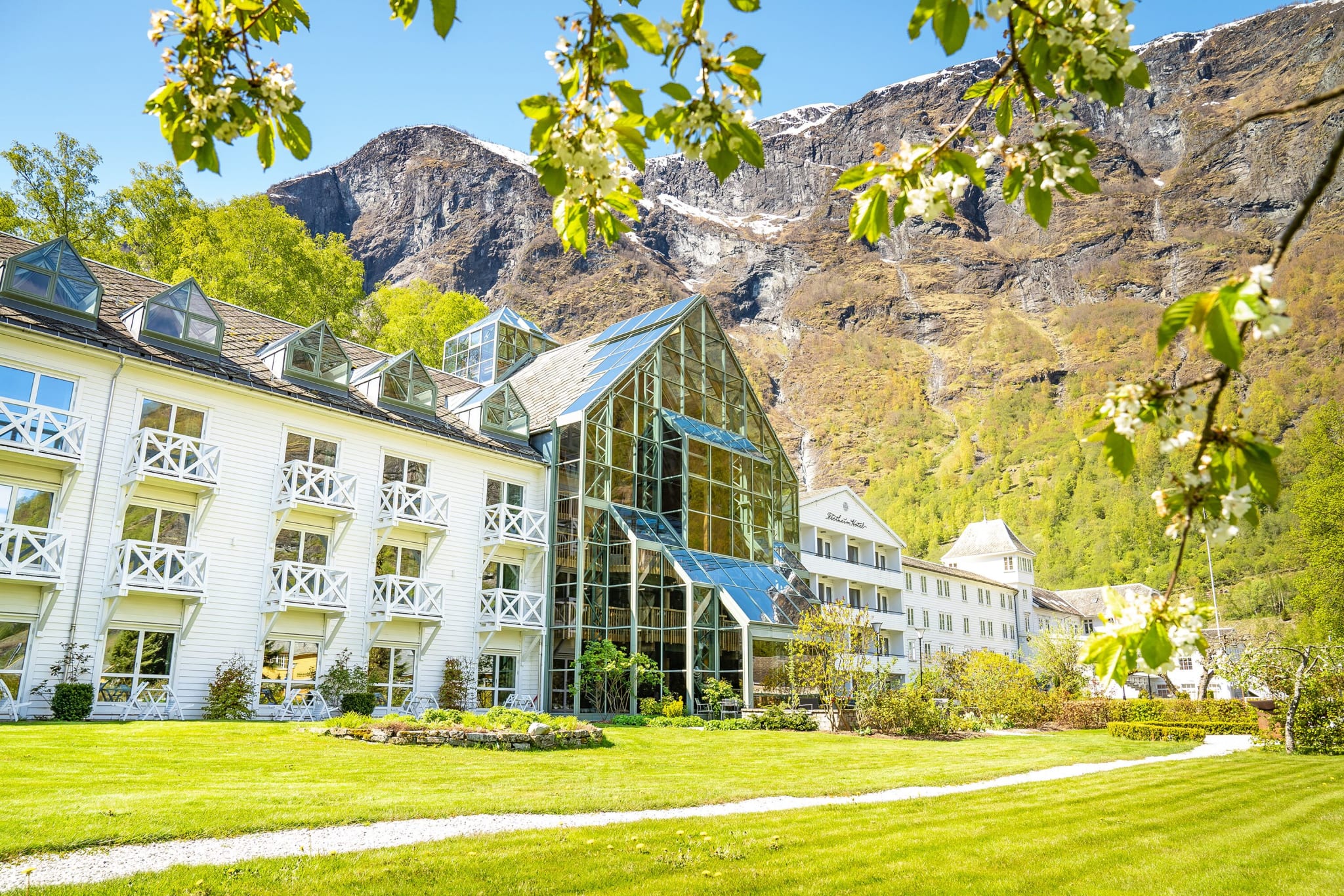Fretheim Hotel in Flåm with green mountainsides behind