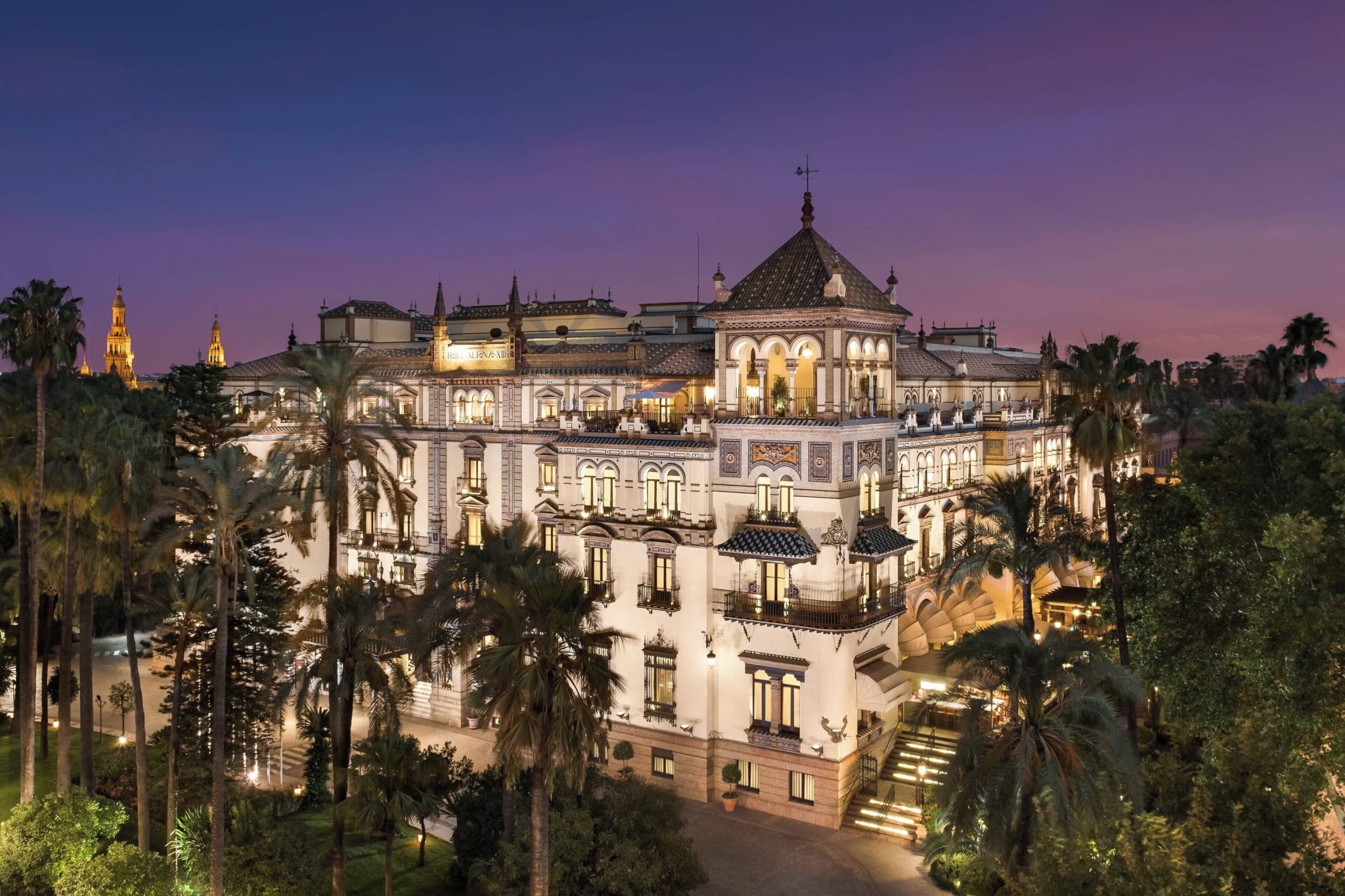 Hotel Alfonso XIII in Seville in the evening light