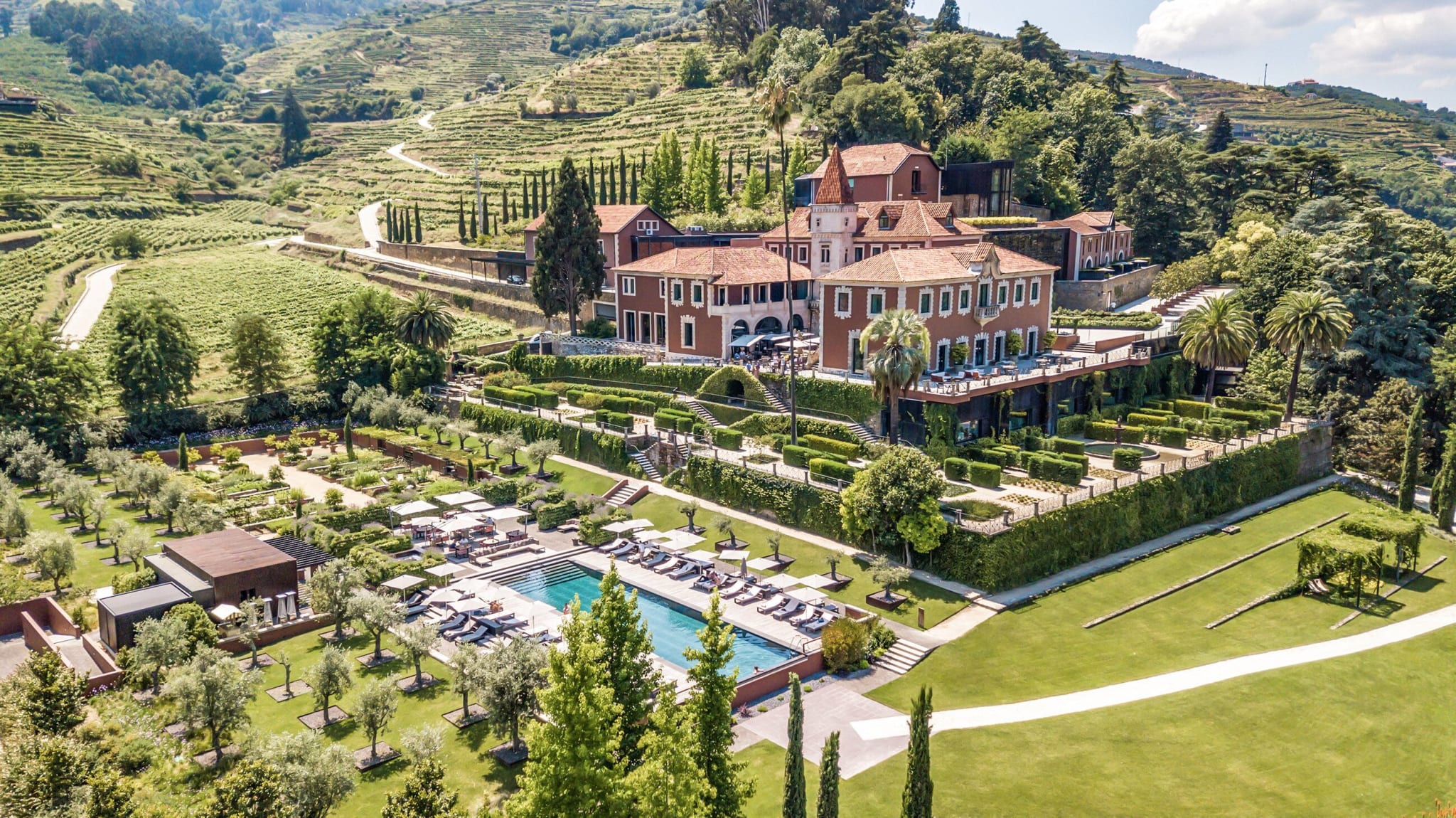 Six Senses Douro Valley omgitt av hager og vinmarker