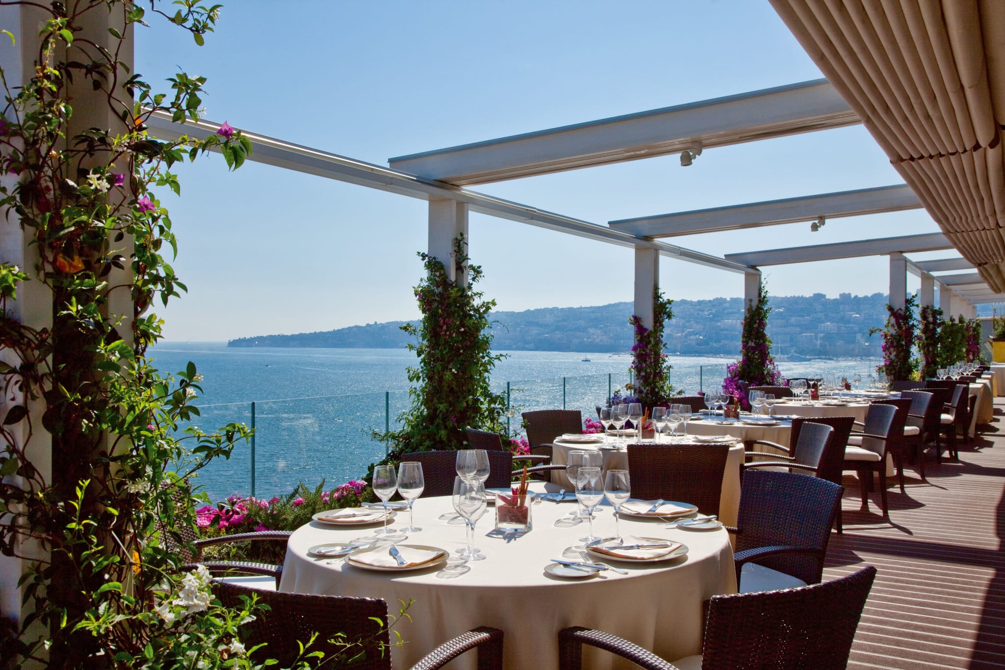 Terrasse med utsikt over Napolibukta fra Grand Hotel Vesuvio