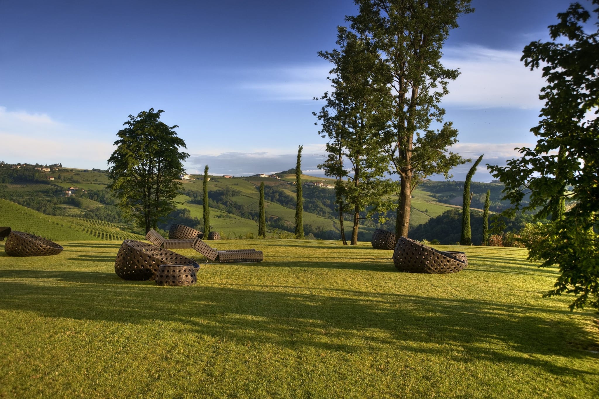 Vinmarker og åser ved Il Boscareto Resort i Serralunga d’Alba
