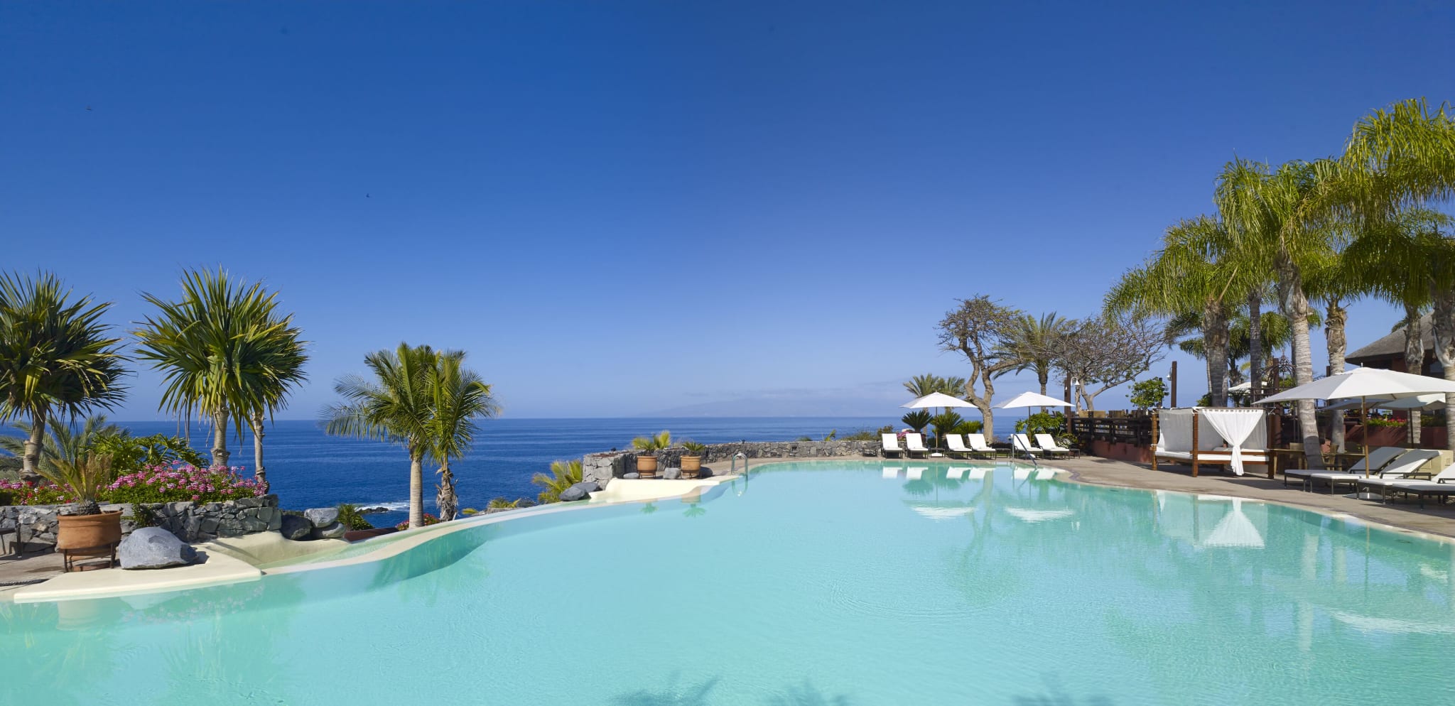 Bassenger og palmer ved The Ritz-Carlton Tenerife, Abama