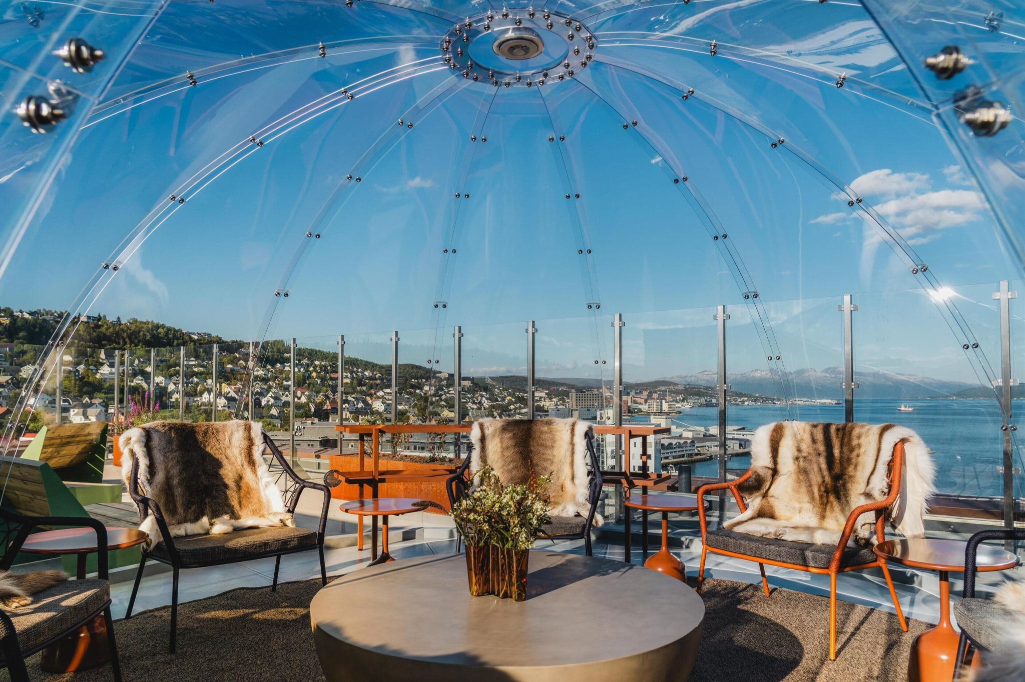 Takterrasse med glasskuppel og utsikt over Tromsø på The Dock 69°39