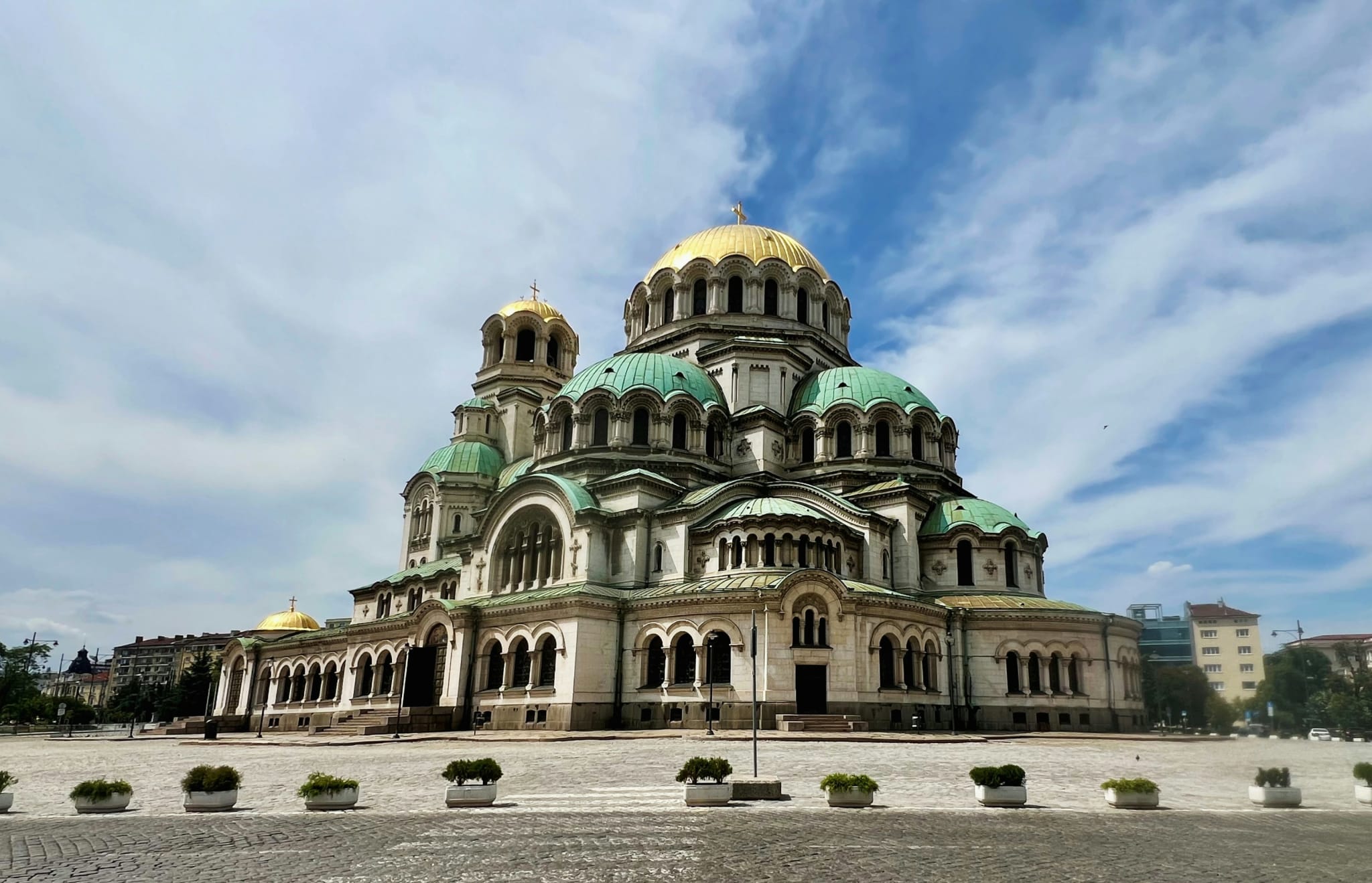 Aleksandr Nevskij-katedralen i Sofia med gylne kupler under blå himmel