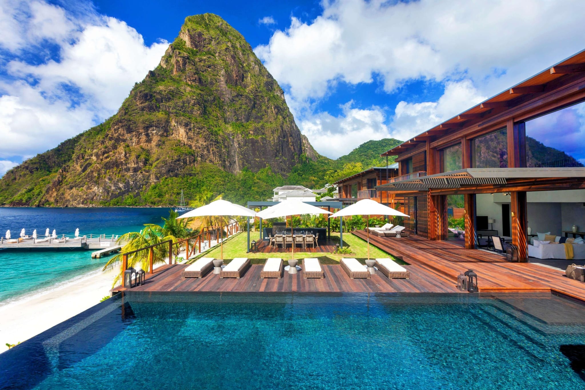 Villaer og strand mellom Pitons ved Sugar Beach på St. Lucia