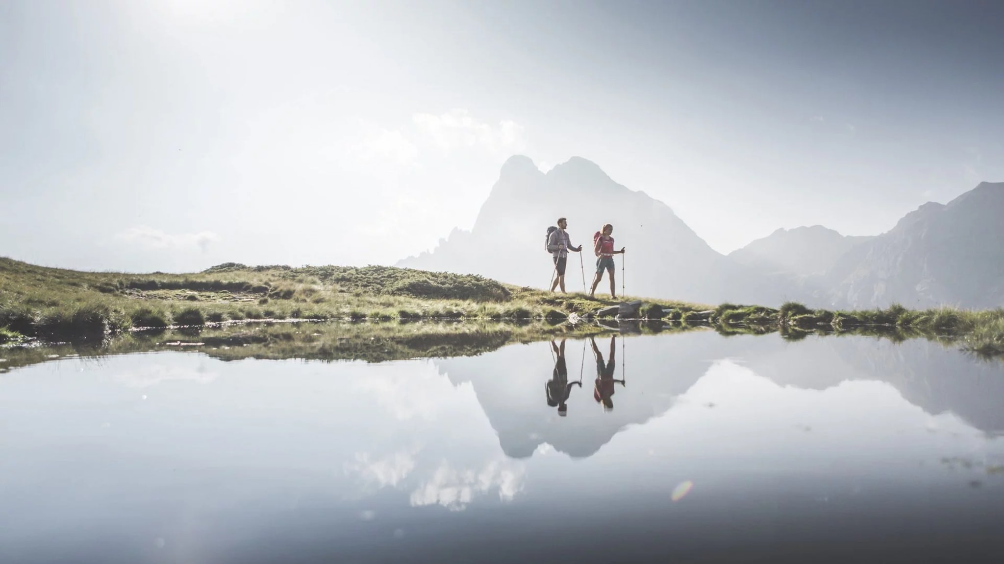 Fotturister på sti i Dolomittene om sommeren