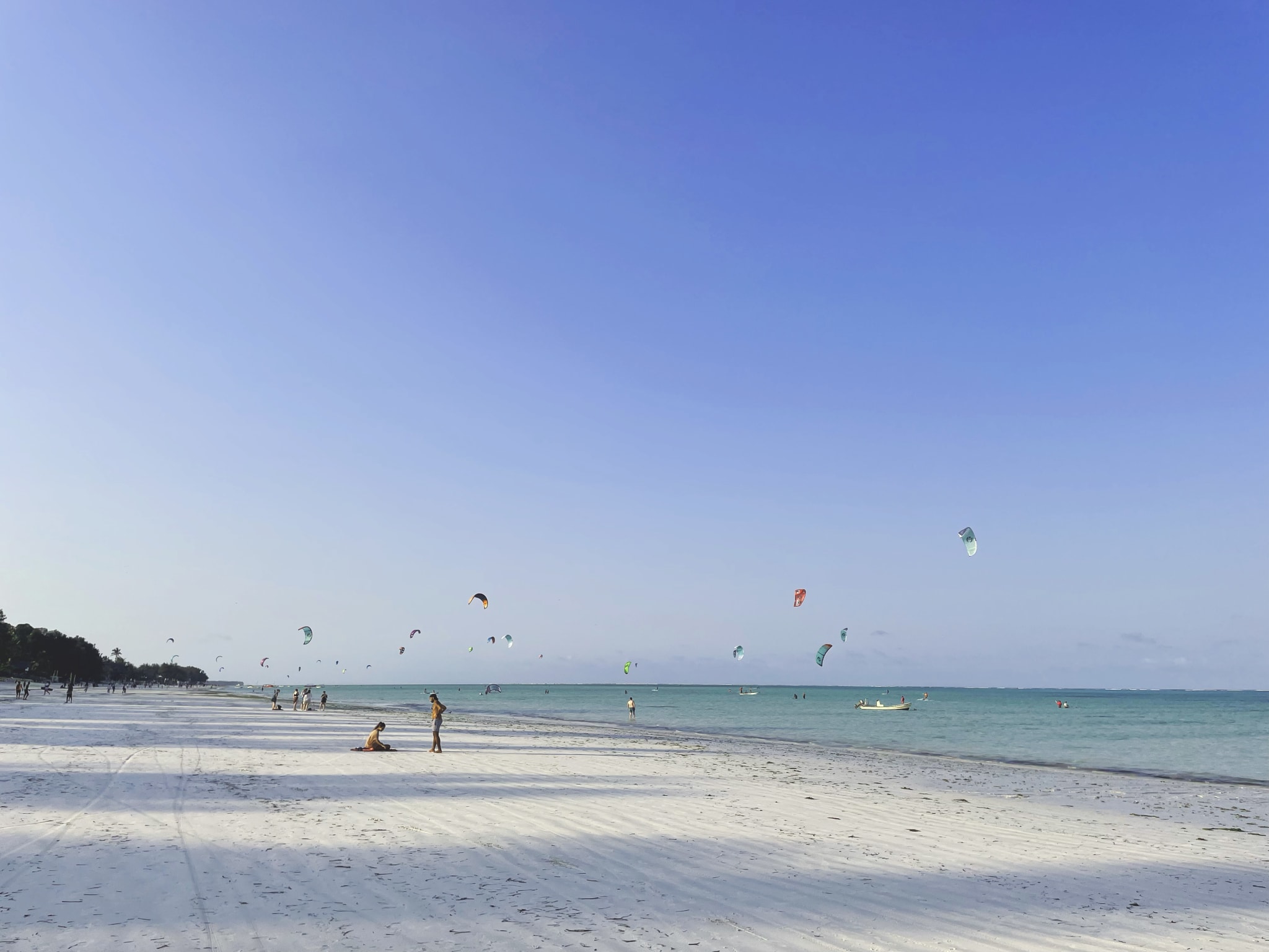 Surfing i det turkise havet utenfor Zanzibar