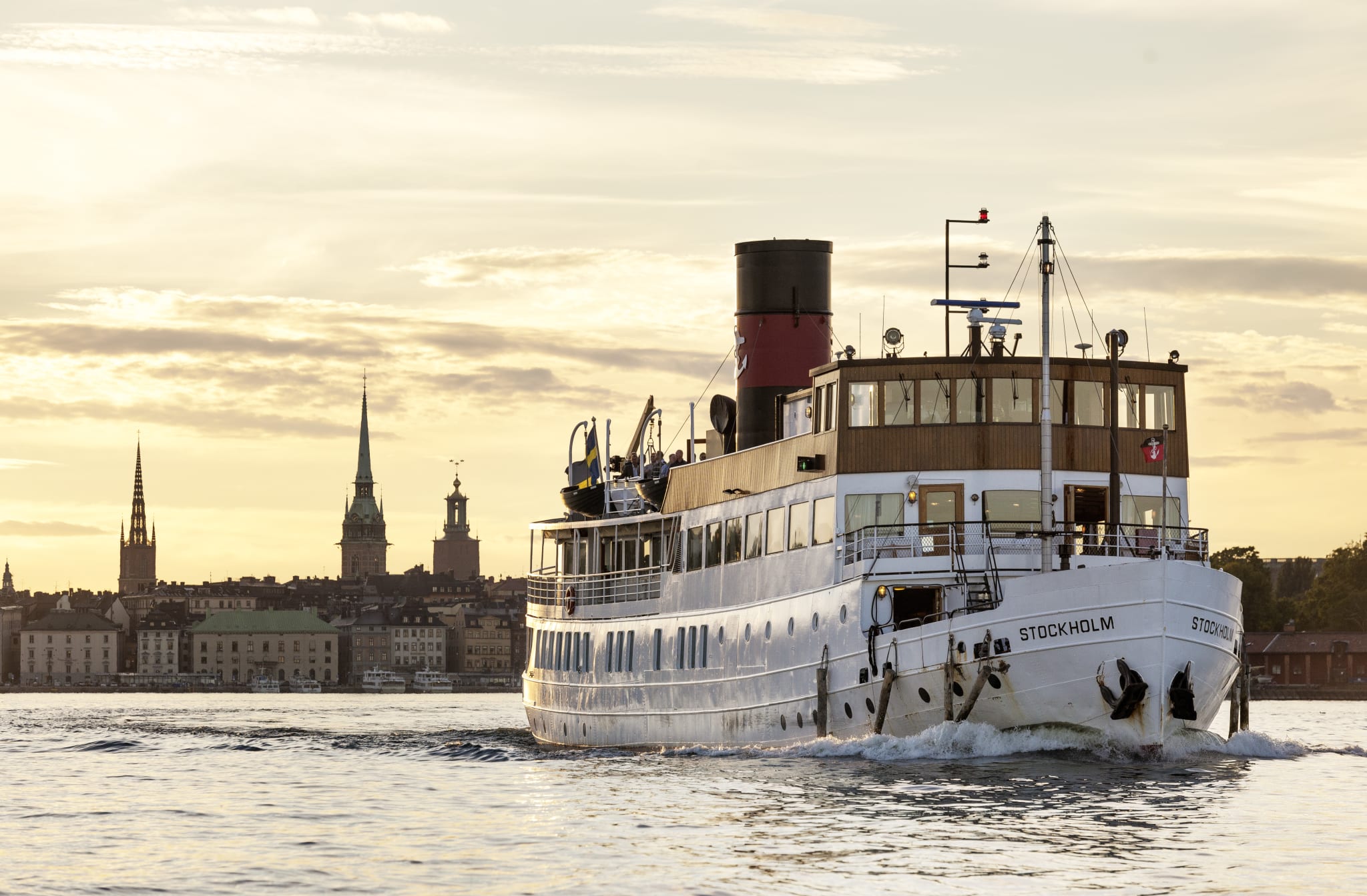 Dampbåt på vei ut fra Stockholm med Gamla stan i bakgrunnen
