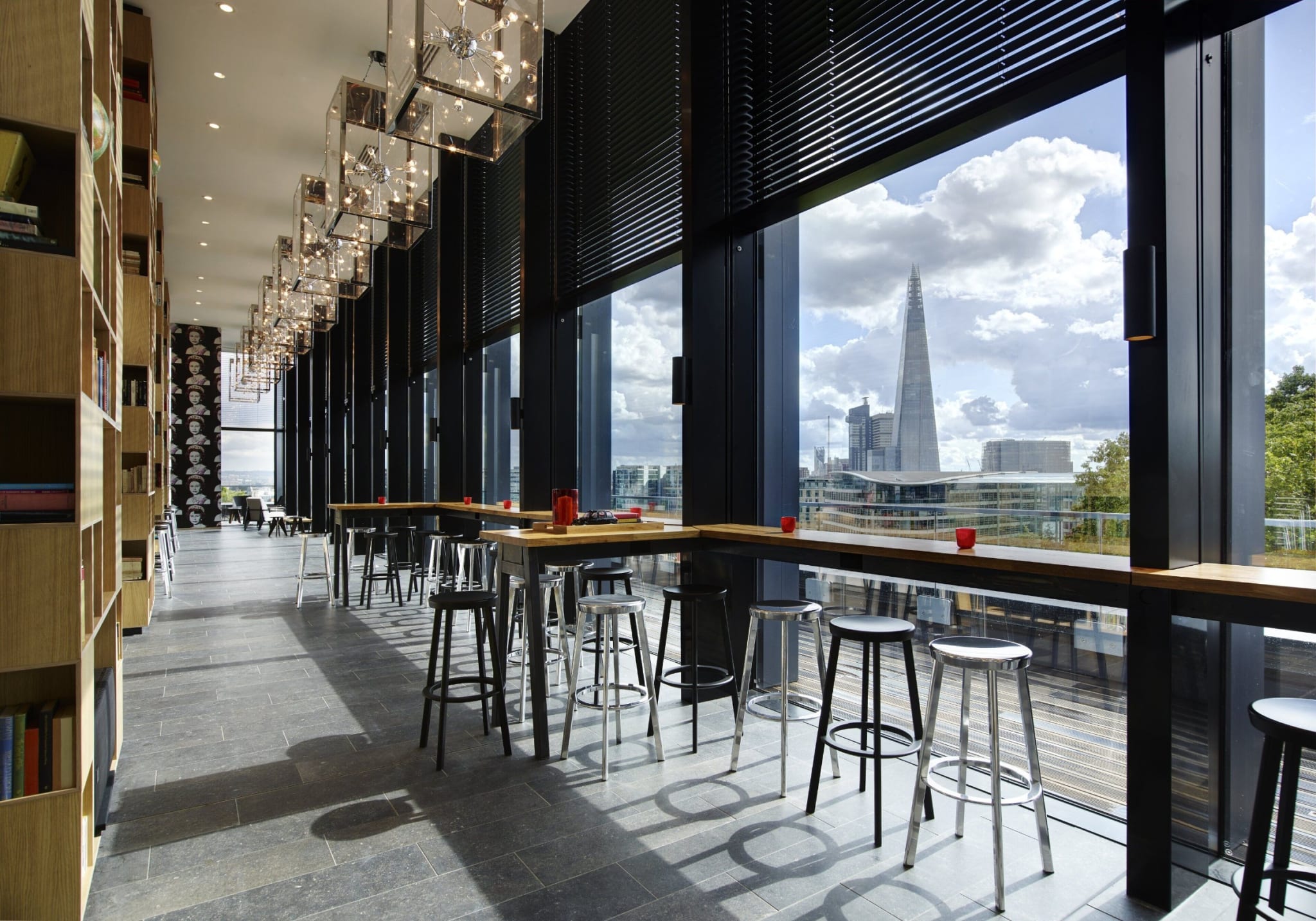 Takbaren på citizenM Tower of London med utsikt mot Tower of London i skumringen