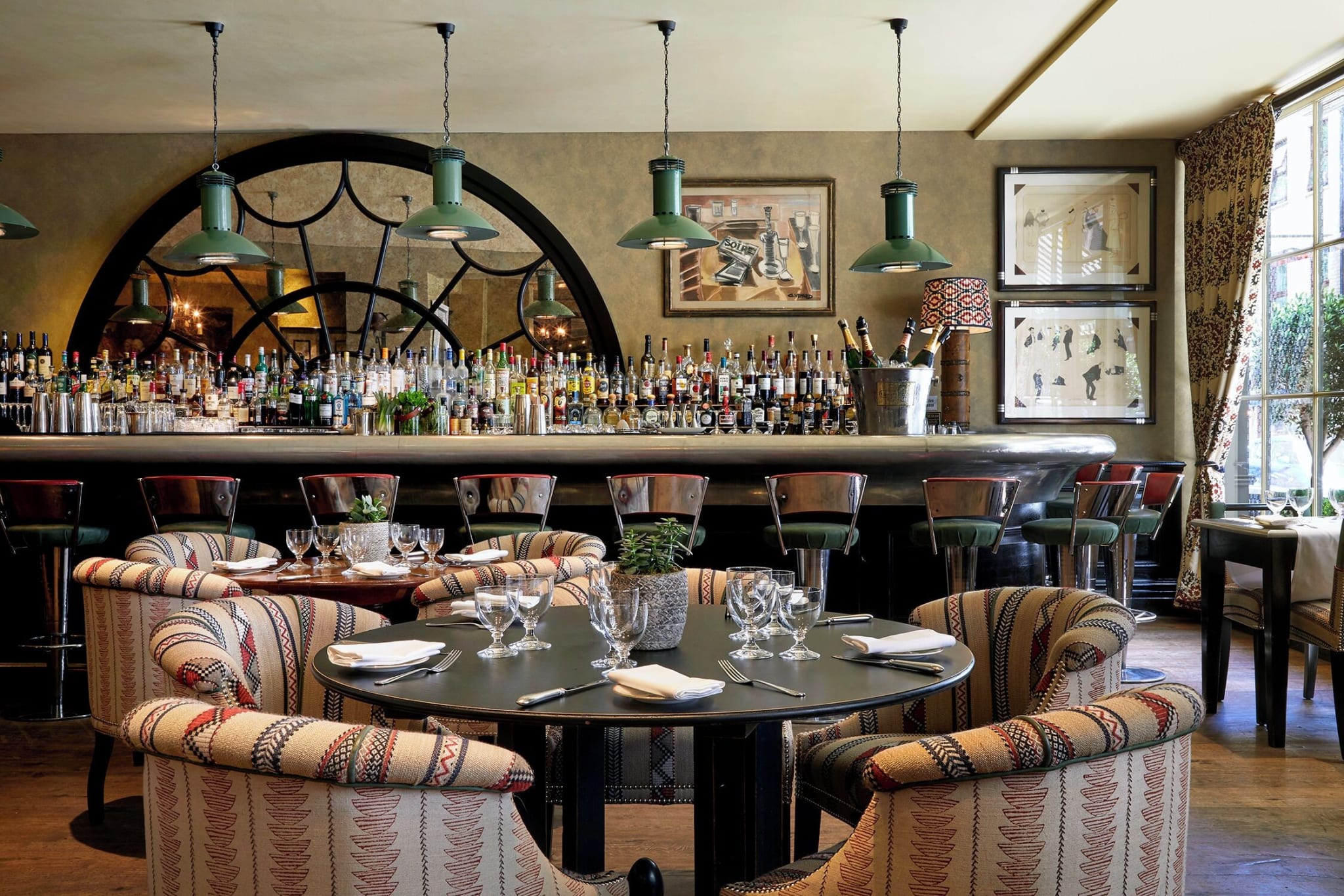 Brasserie med dekkede bord på Covent Garden Hotel, nær Rules og Soho i London