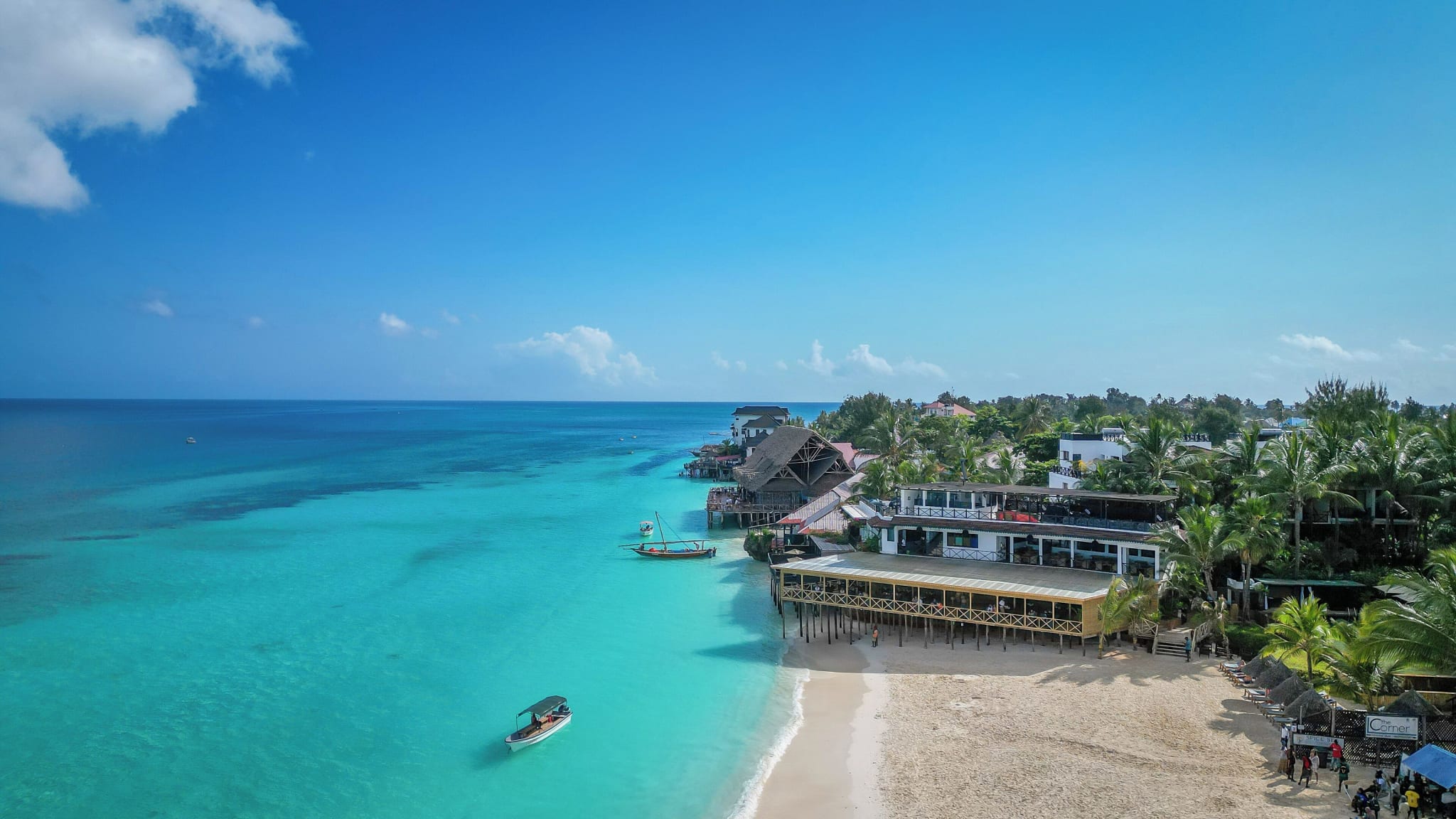 Turkis hav og hvit strand ved Nungwi på nordspissen av Zanzibar, sett fra lufta