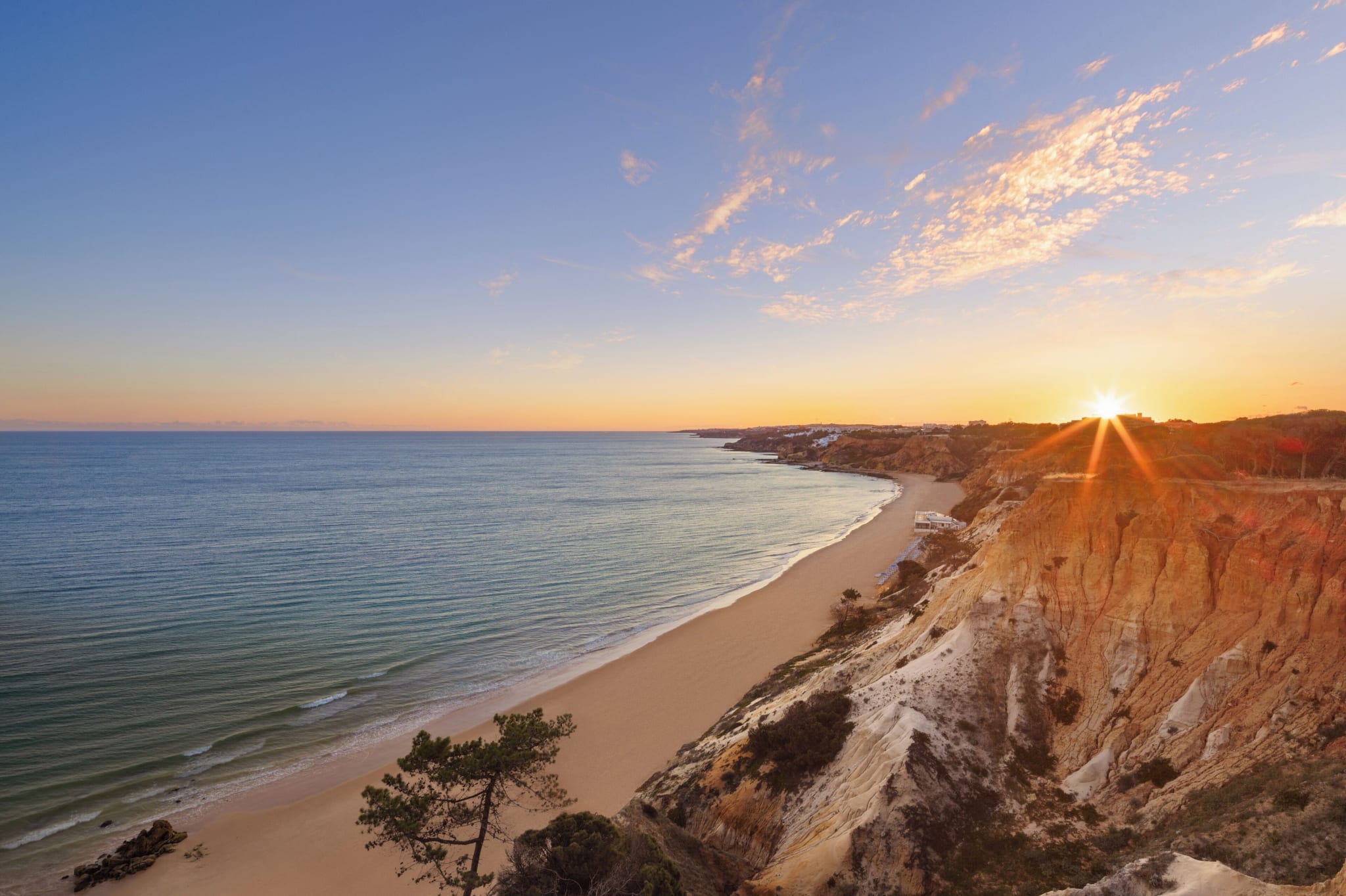 Praia da Falésia ved Pine Cliffs i Algarve i solnedgang