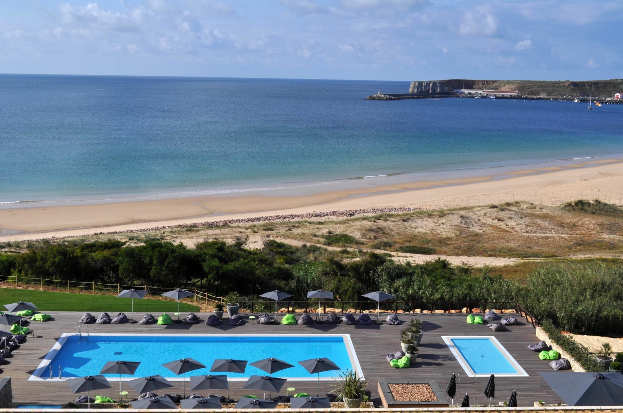 Stranden og bassenget ved Martinhal Sagres sett ovenfra