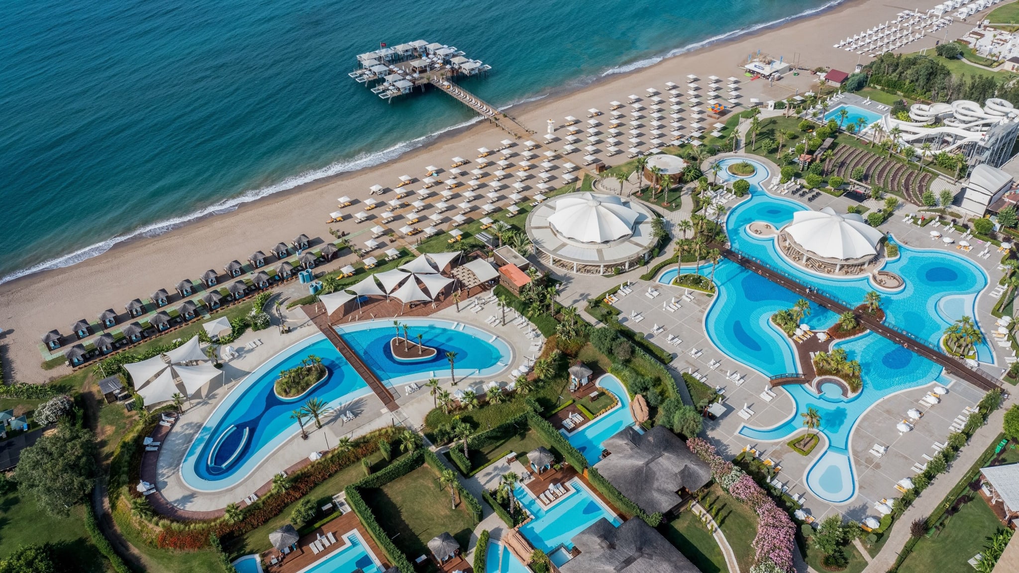 Stranden, bassengene og pinjeskogen i Belek sett fra lufta