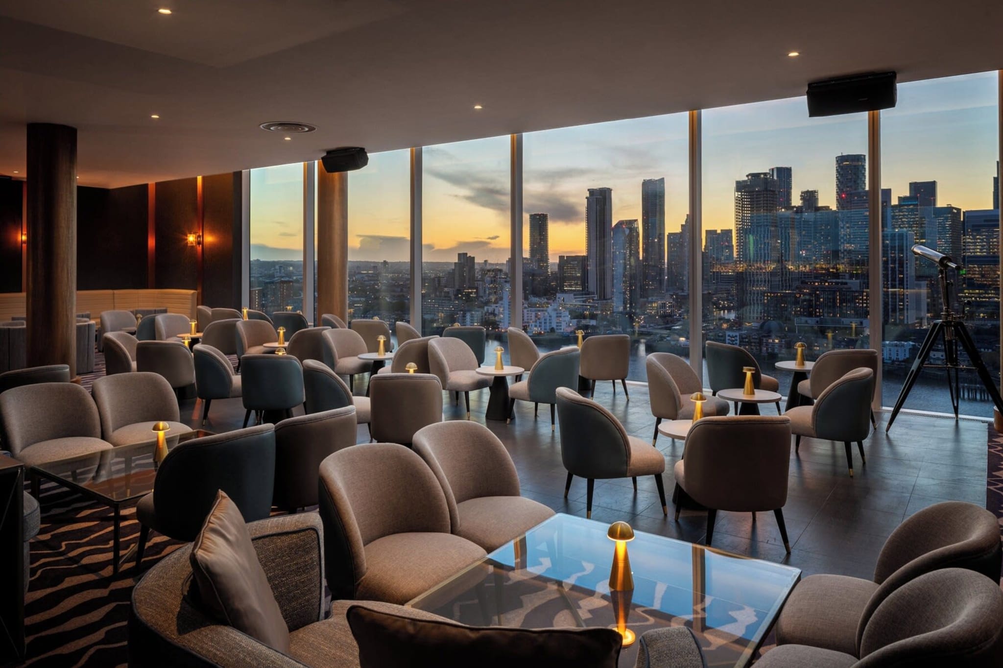 Baren på InterContinental London The O2 med utsikt mot Canary Wharf