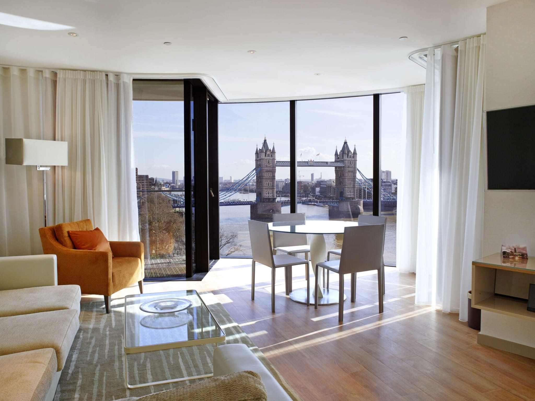 A living room with a Tower Bridge view at Cheval Three Quays