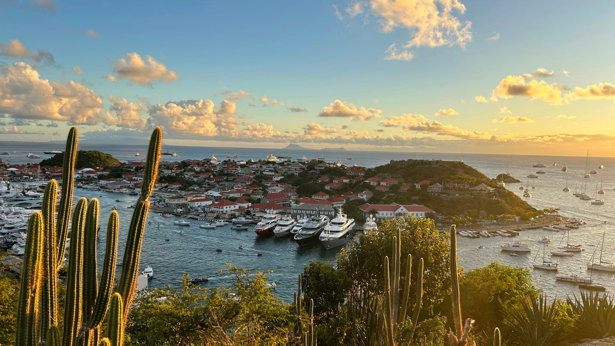 Havna i Gustavia ved solnedgang