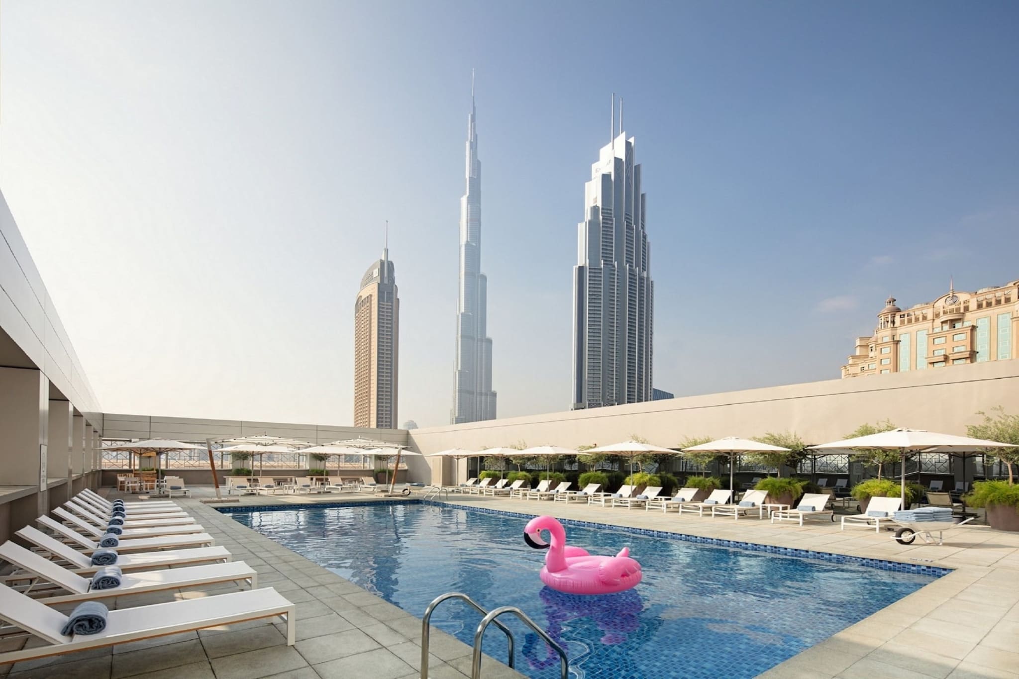 Bassenget på Rove Downtown Dubai med Burj Khalifa i bakgrunnen
