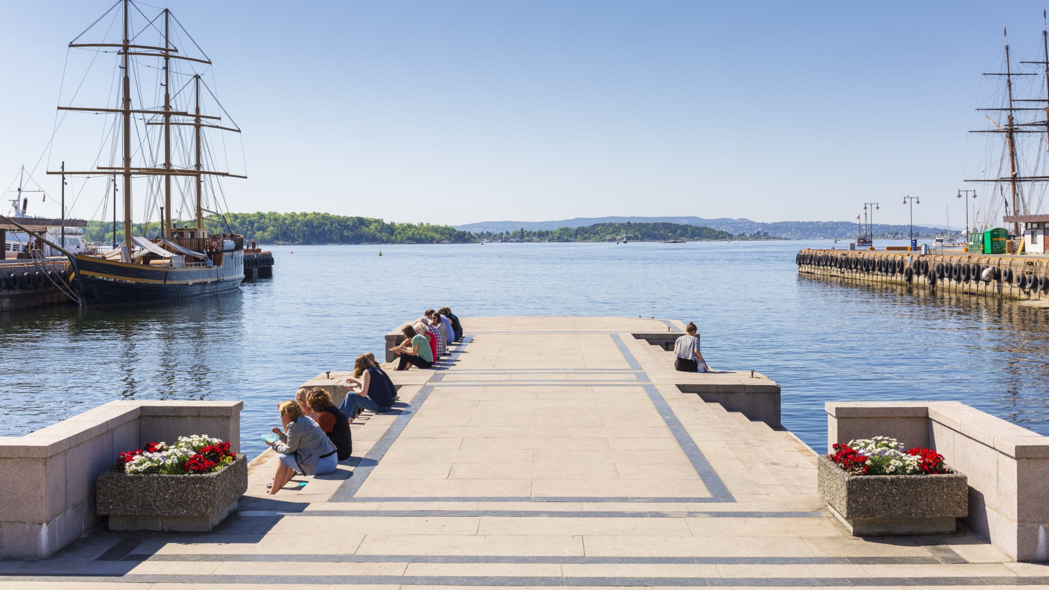 Honnørbryggen og Rådhuskaia i Oslo ved fjorden