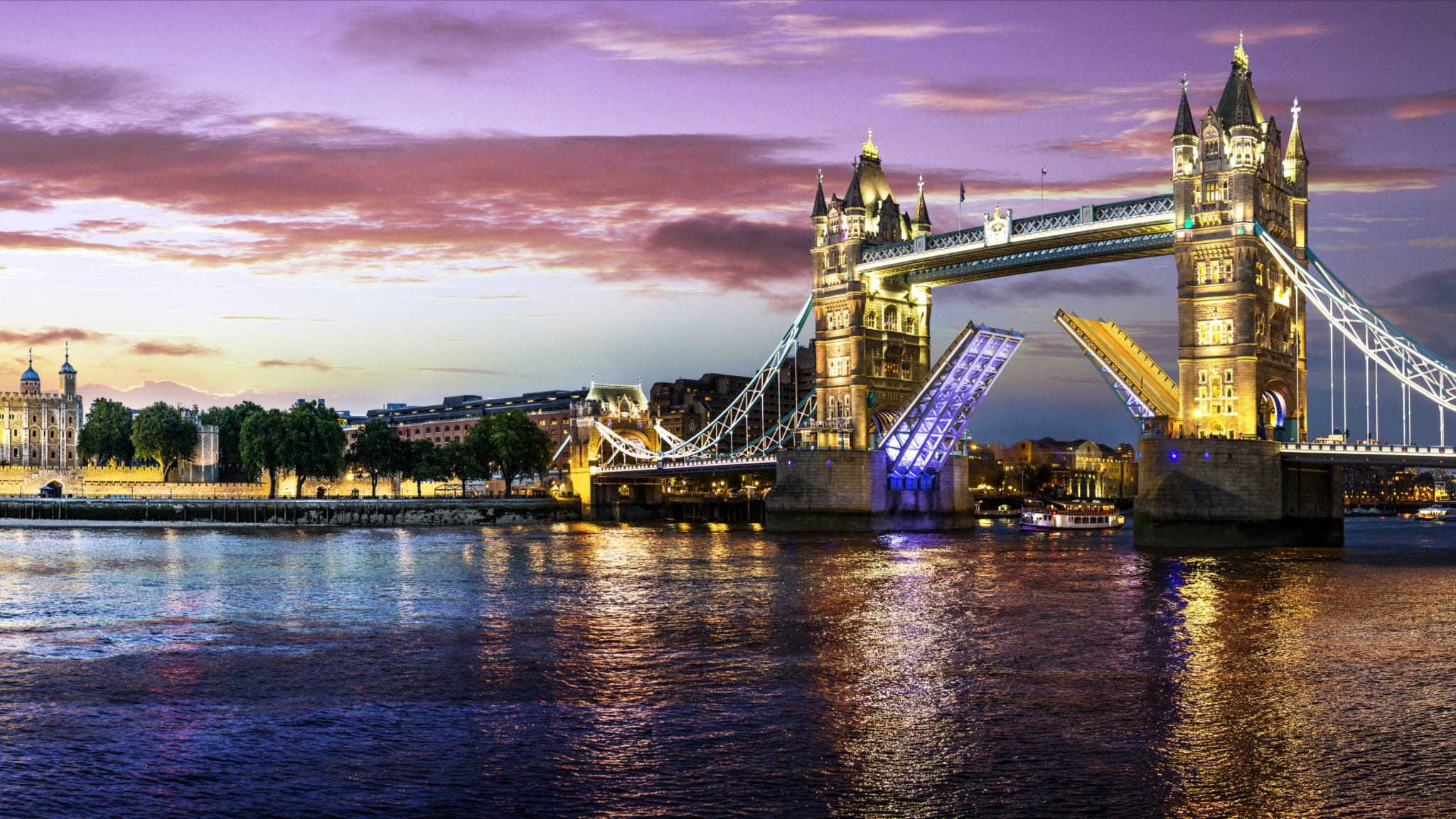 Tower Bridge over Themsen i London ved solnedgang