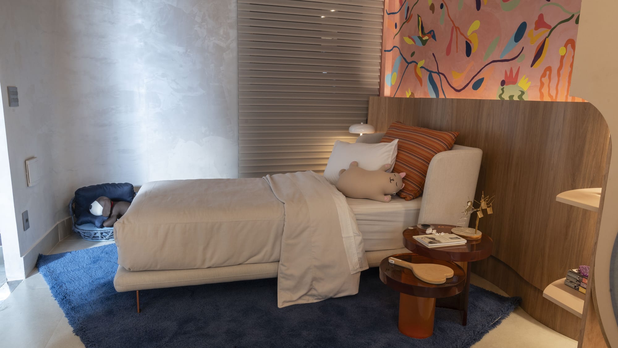 Kids' suite at CASACOR Goiania with a single bed, oak headboard wall and painted frieze