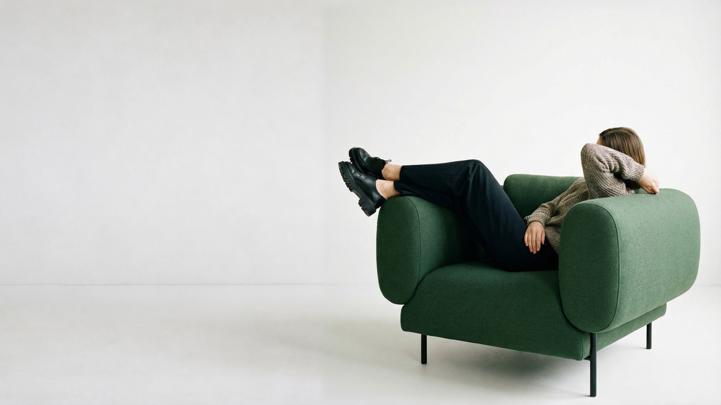 Catálogo, staging y editorial para marcas de mobiliario e interiorismo. Estudio o IA, un mismo look en toda la colección.
