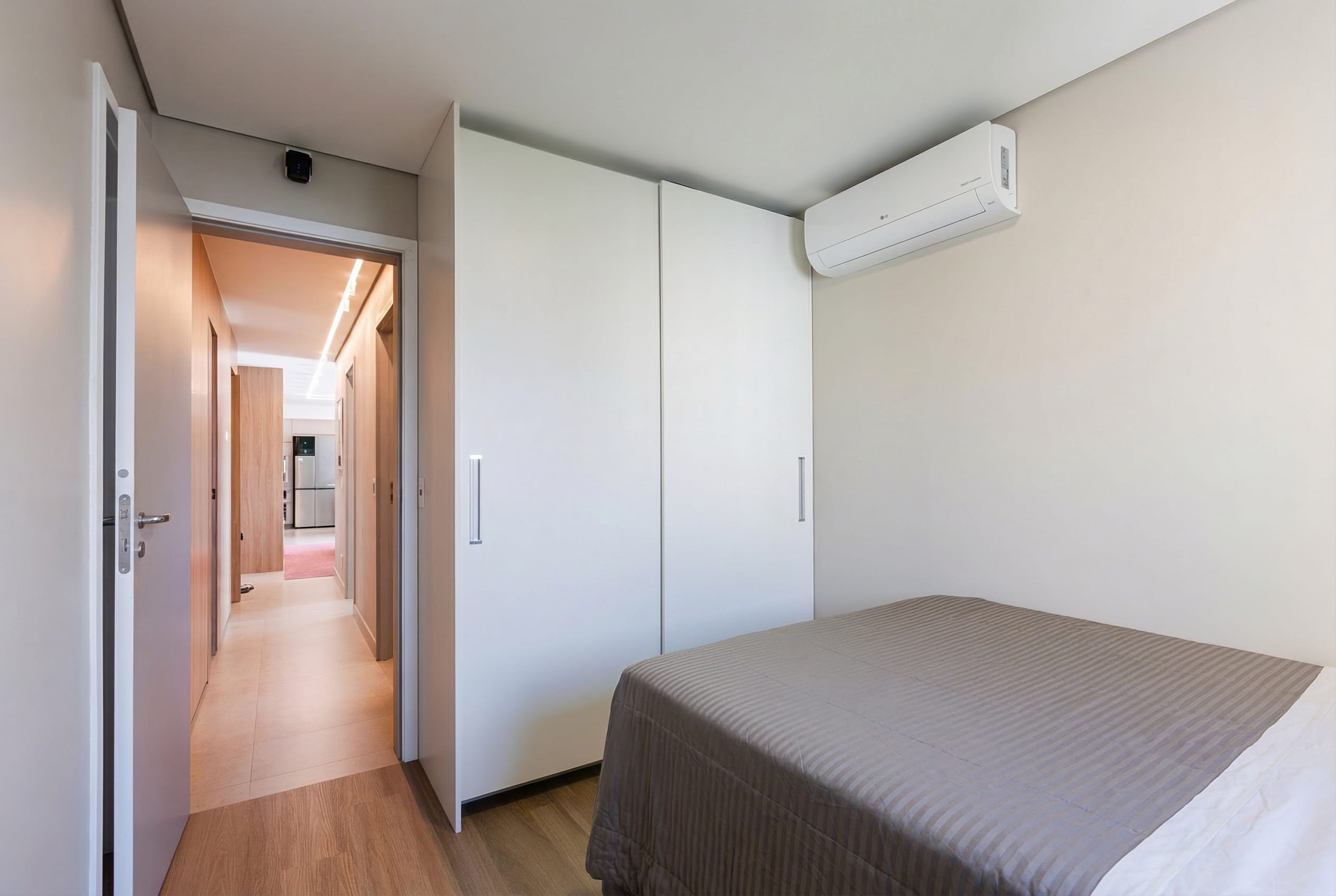 Better photos. More bookings. It's that direct. - 1