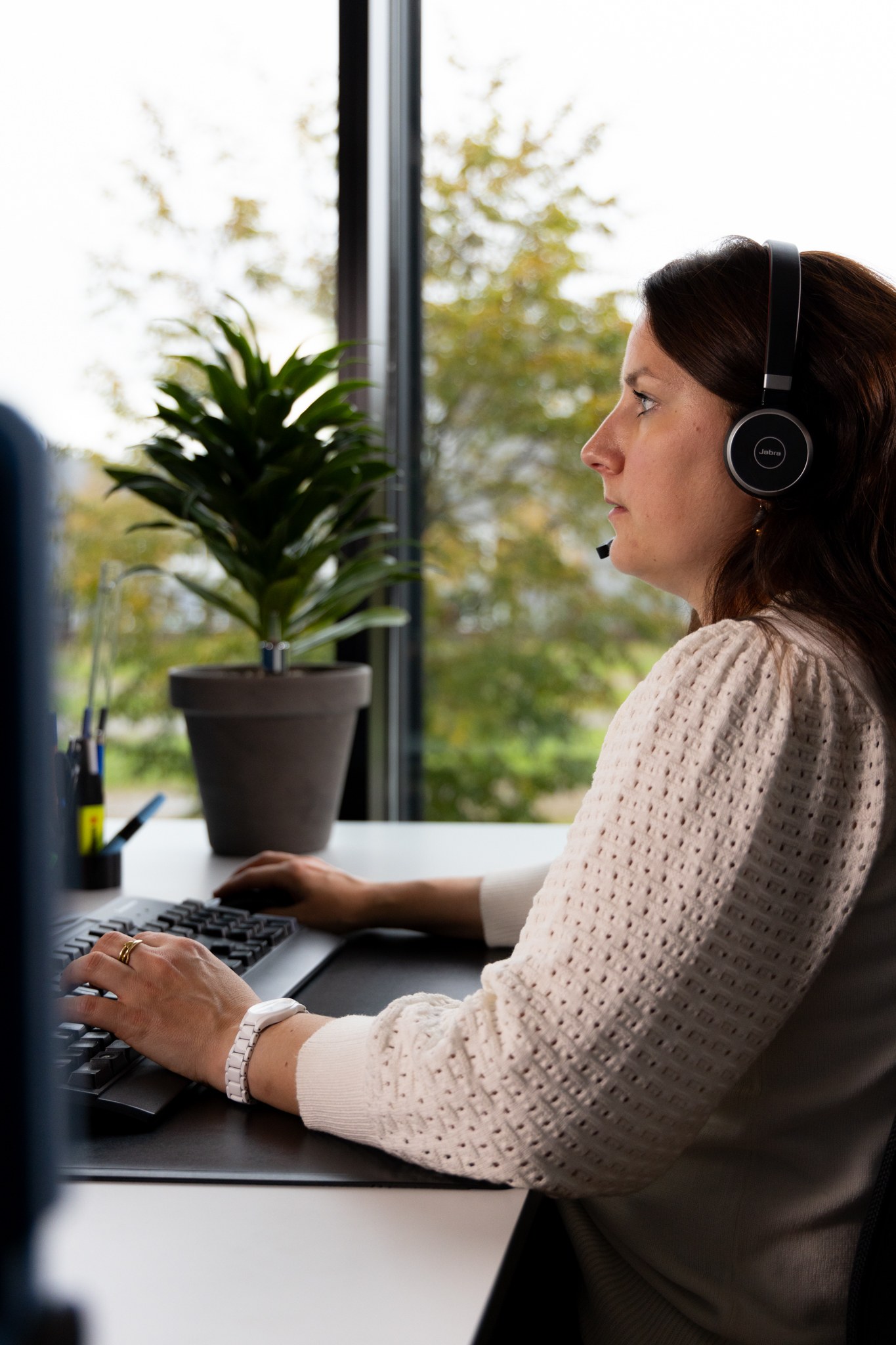 Mitarbeiterin vom Shop Team berät Kunden am Telefon