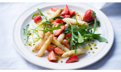 Bild zu Rezept für Frühlingssalat mit Spargel und Erdbeeren