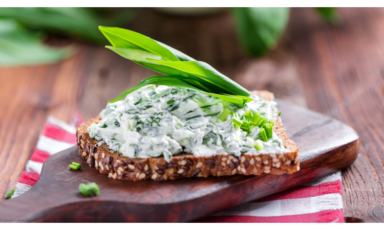 Rezept für Bärlauch-Feta-Creme | Wildkräuter Rezept Frischkäse Frühling Bärlauch