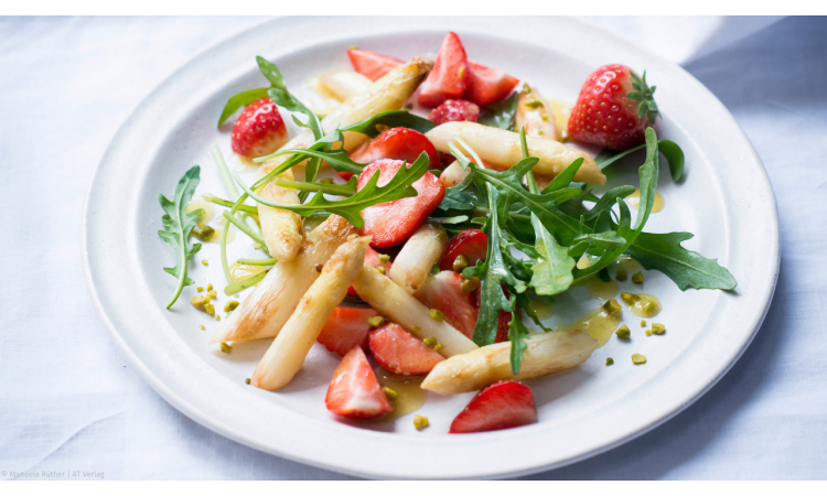 Salat mit Spargel, Erdbeeren und Rucola