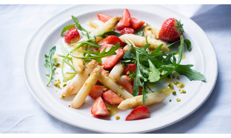 Rezept für Frühlingssalat mit Spargel und Erdbeeren | Spargel Erdbeeren Frühling vegan Rucola Bitterstoffe