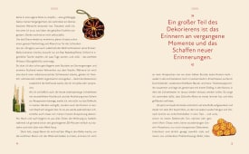 Text über das Entwirren von Lichterketten, Chaos und Organisation. Links Zeichnungen von Orangenscheibe und Kerzen, rechts Zitat in Großschrift: „Ein großer Teil des Dekorierens ist das Erinnern an vergangene Momente …“.